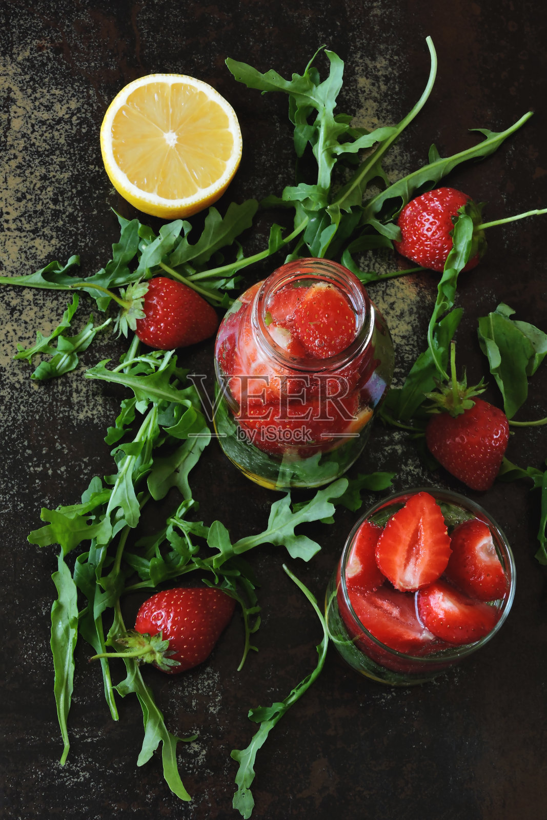 加草莓和芝麻菜的排毒饮料。照片摄影图片