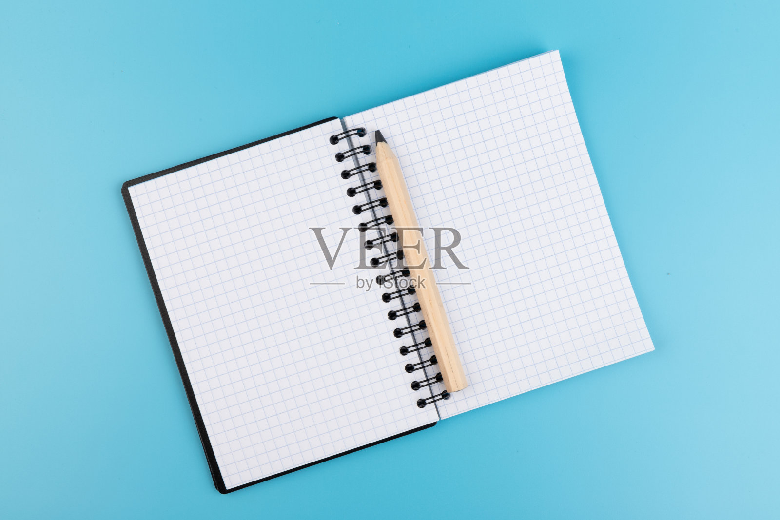 白纸和铅笔在蓝色背景上照片摄影图片