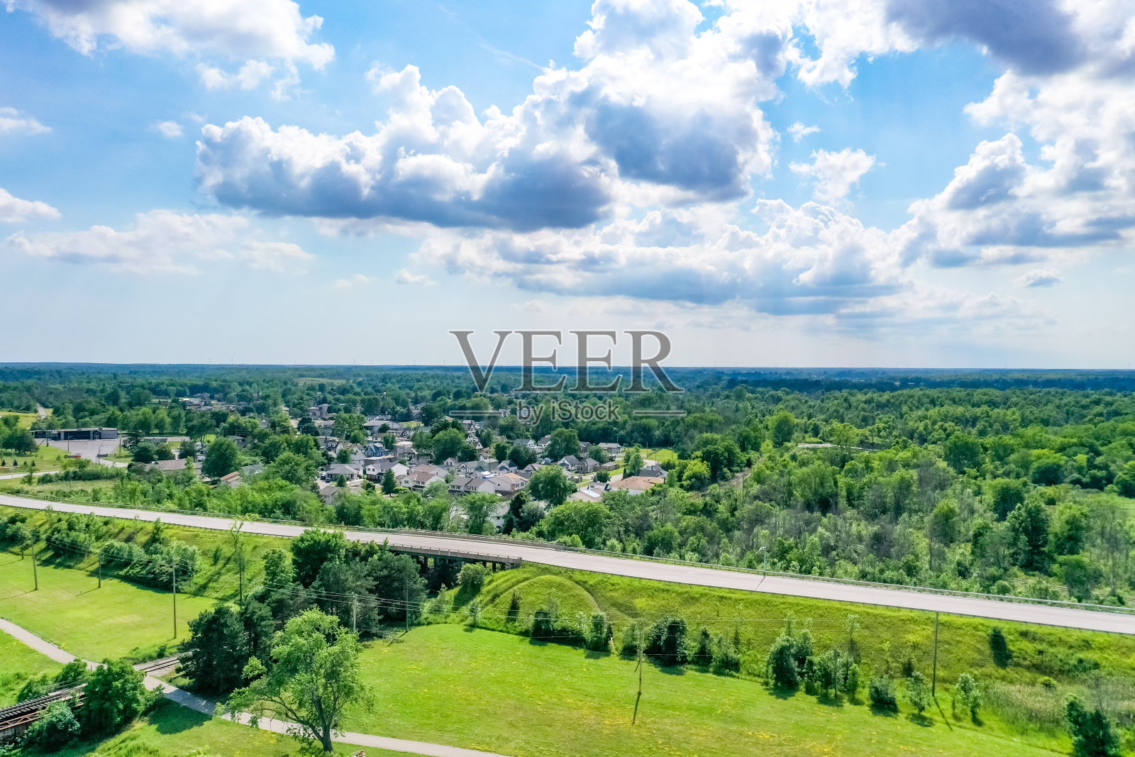 加拿大韦兰,旧韦兰运河上废弃的铁路桥照片摄影图片