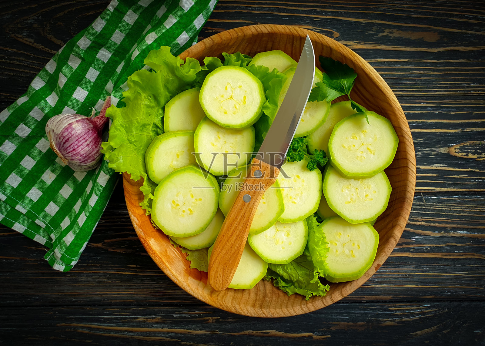 木制背景上的生西葫芦照片摄影图片
