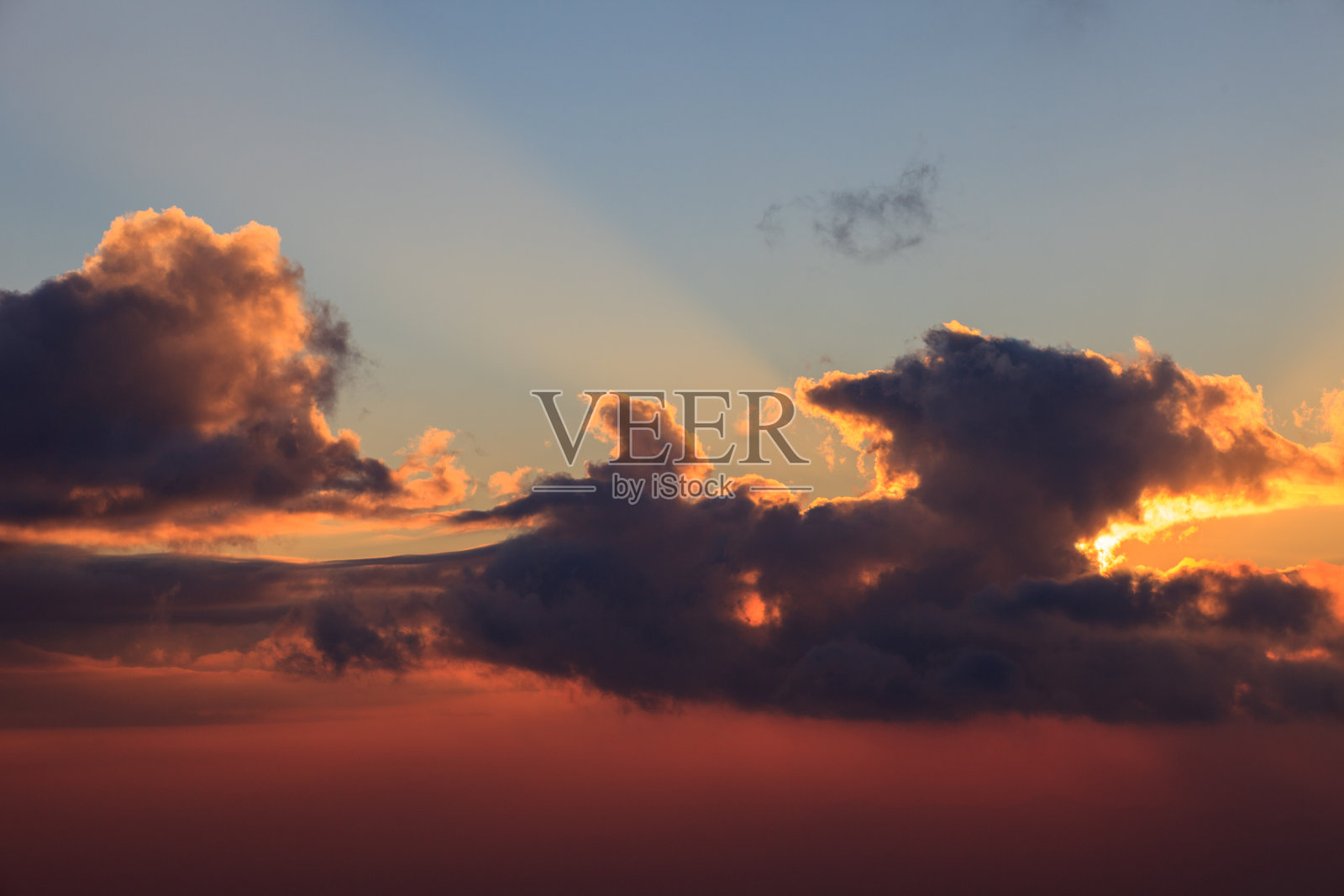 阳光的金光透了进来照片摄影图片