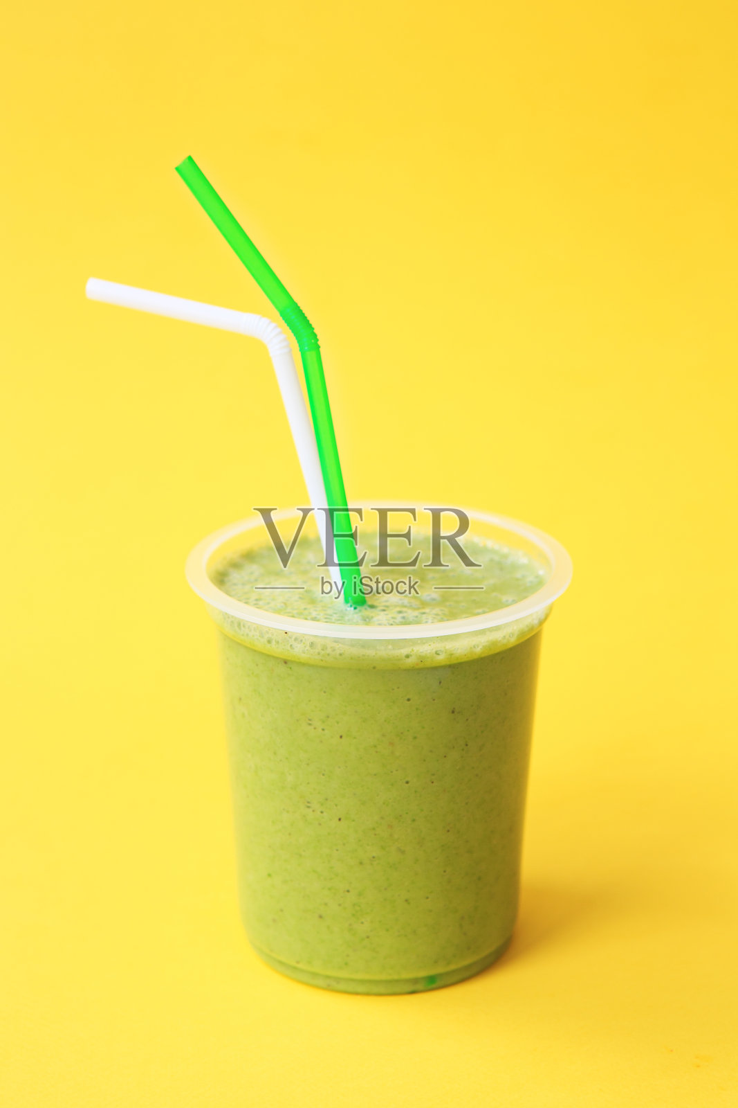 夏天冷饮。有机蛋白质鸡尾酒与水果和蔬菜照片摄影图片