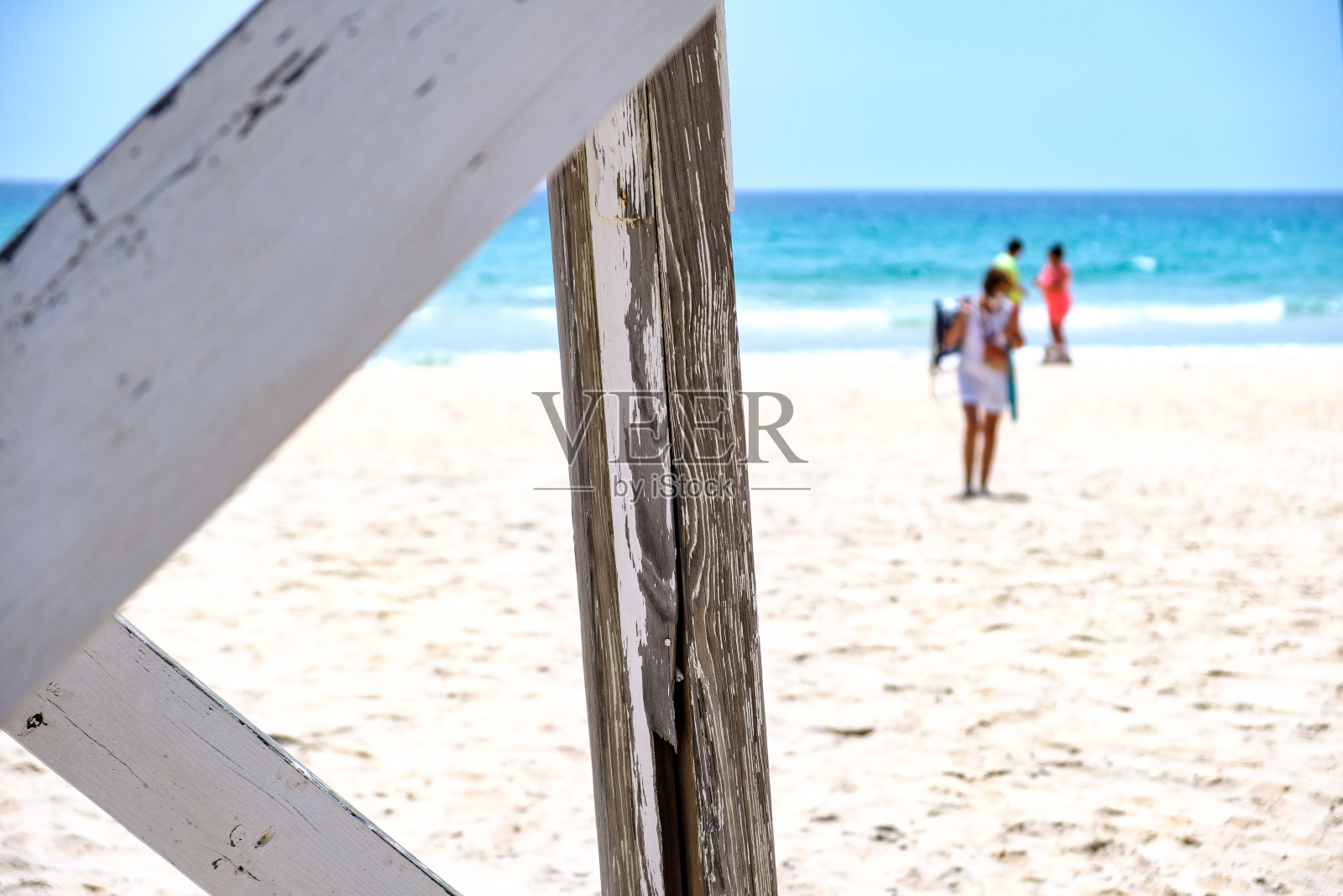 海滩上的木结构板条照片摄影图片