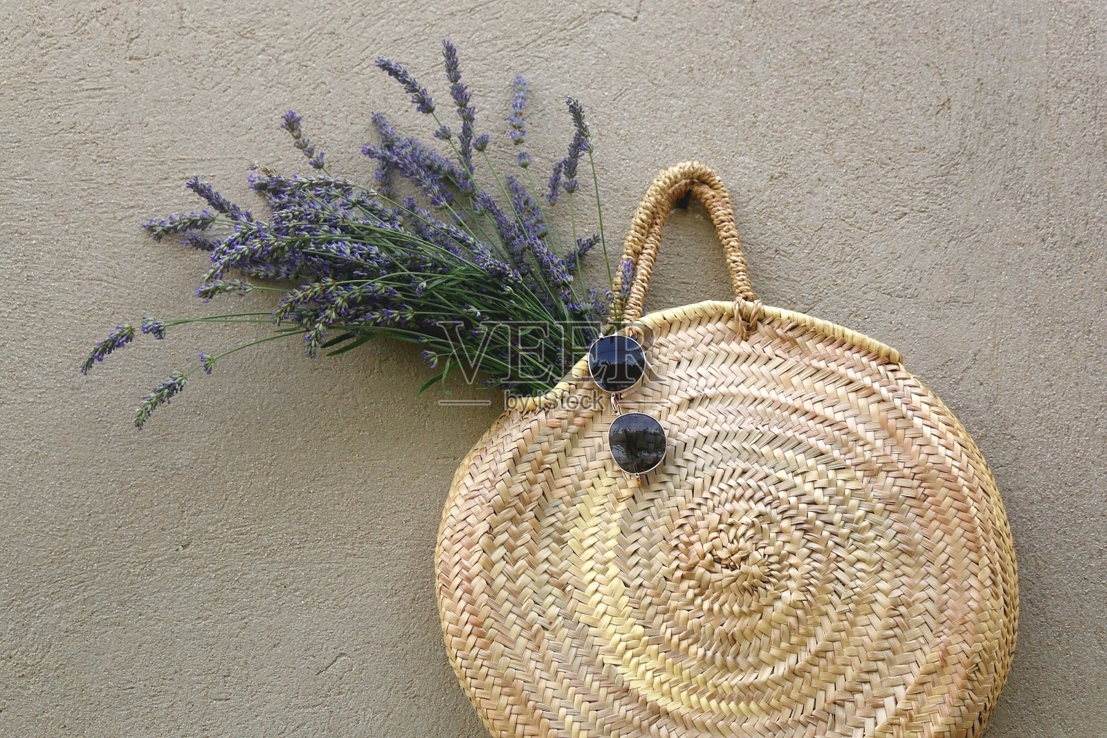 稻草袋,薰衣草花和太阳镜照片摄影图片