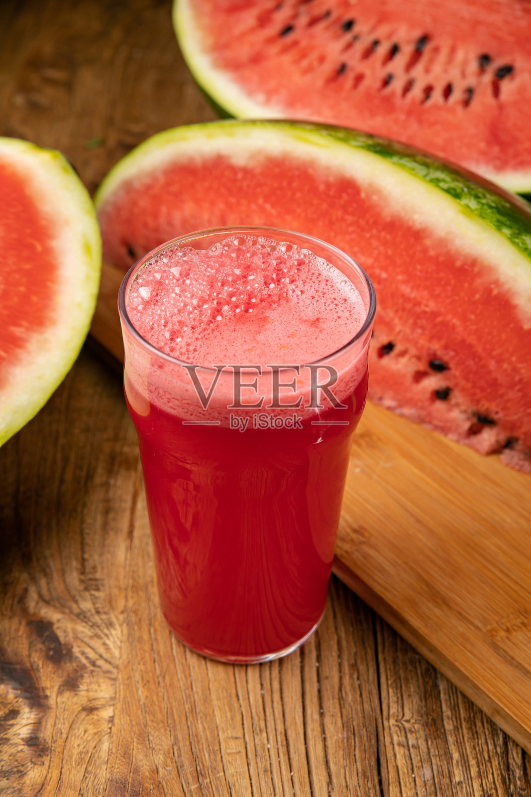 木桌上放着新鲜的西瓜照片摄影图片