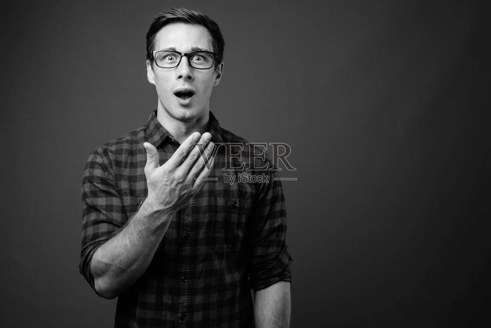 穿着黑白衣服的年轻帅气的嬉皮士照片摄影图片