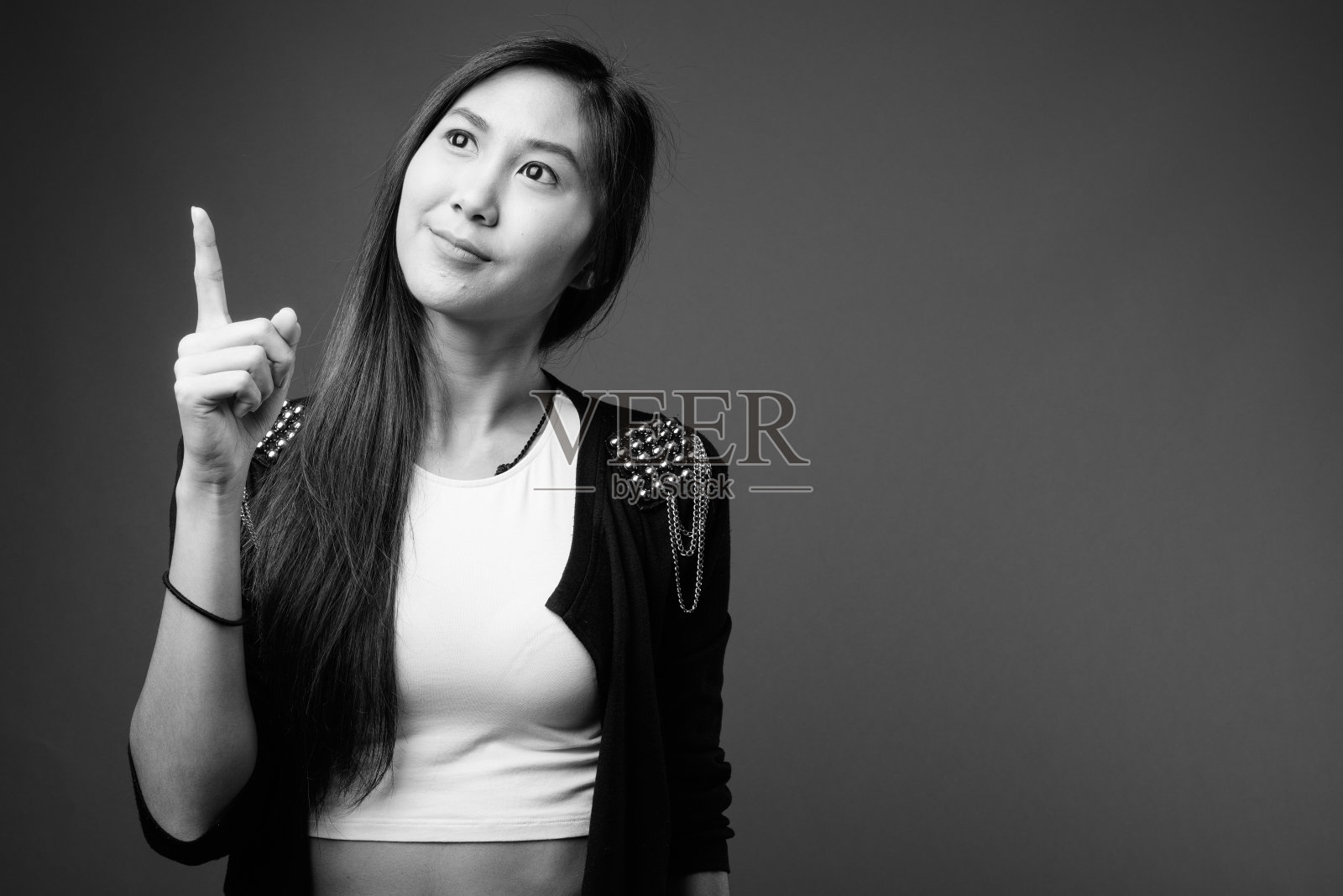 年轻美丽的亚洲女人在黑白照片摄影图片