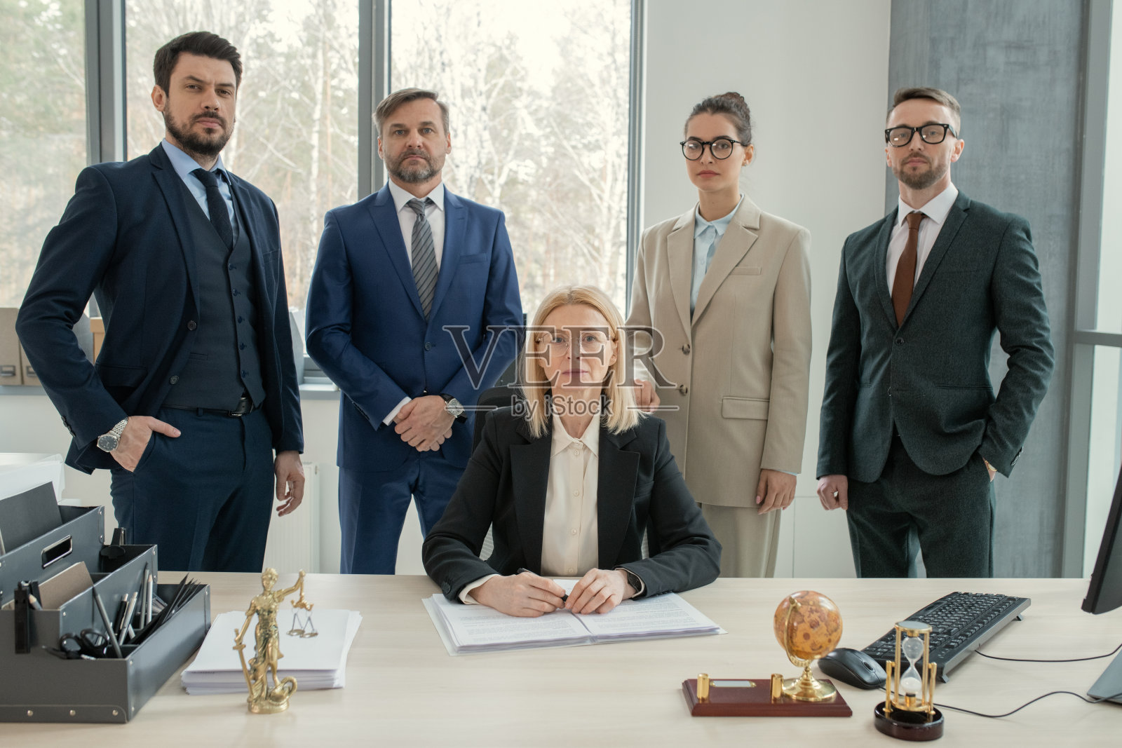 有领导的业务团队在办公室照片摄影图片