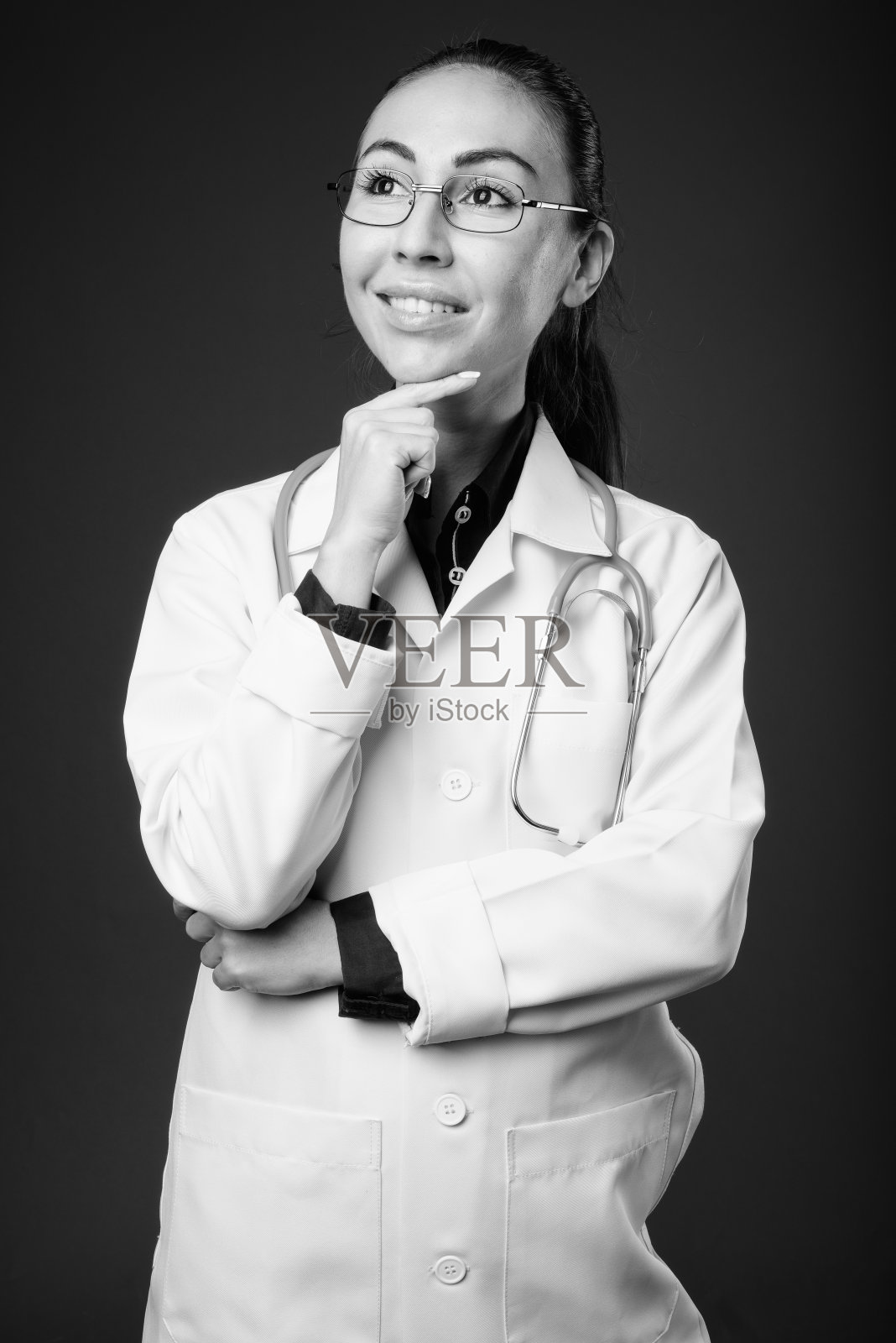 摄影室拍摄的年轻美丽的女医生与眼镜照片摄影图片