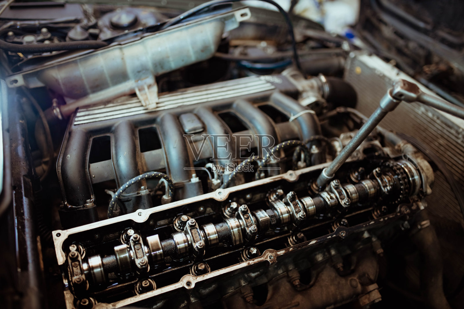 汽车发动机修理,用扭力扳手拉气缸盖螺栓照片摄影图片