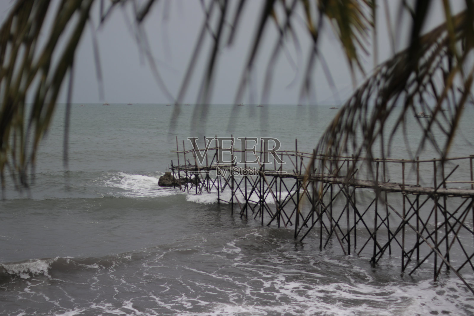 美丽的海景,竹桥,海浪,蓝天在锡提普斯海滩,苏kabumi,印度尼西亚。照片摄影图片