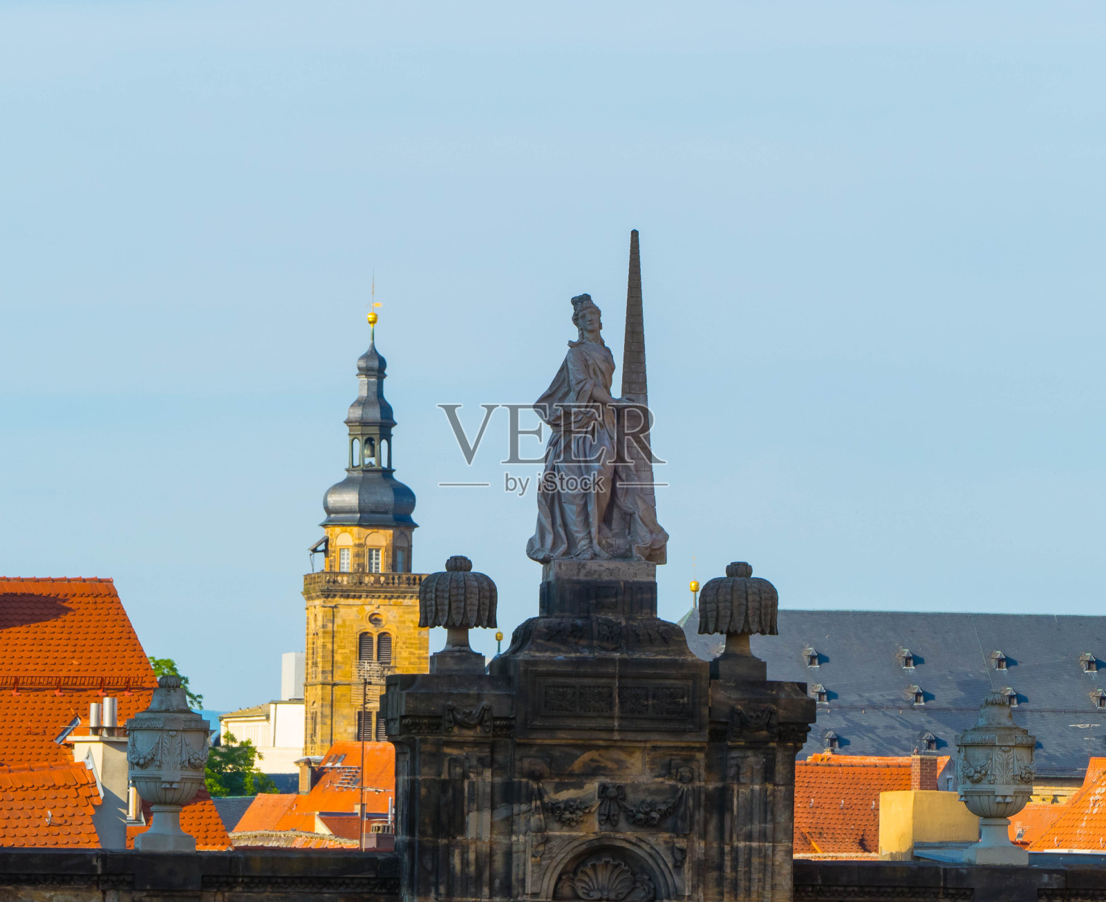 德国班贝格圆顶广场的历史墙,背景为教堂塔照片摄影图片