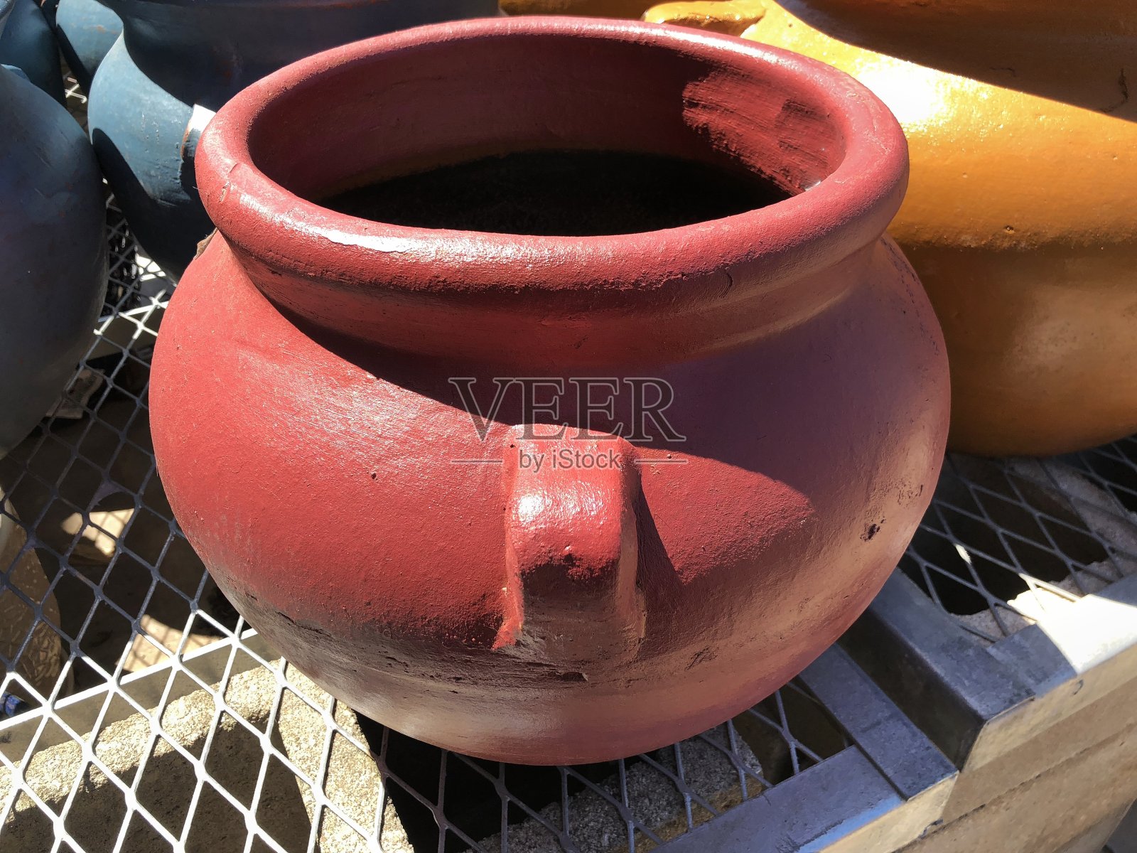 跳蚤市场上卖的圆瓦锅照片摄影图片