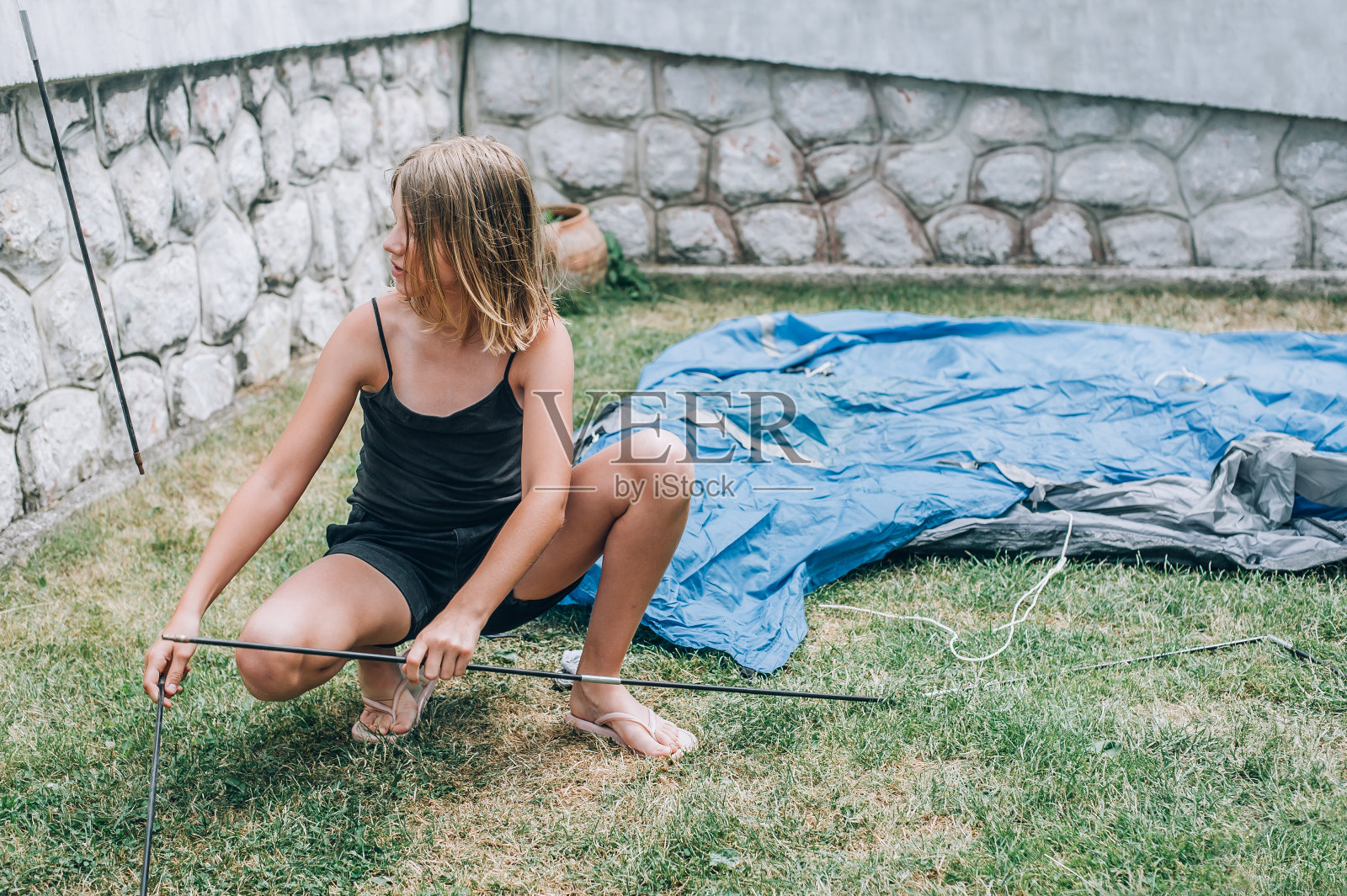 女孩在大自然中,在森林里搭起了帐篷照片摄影图片