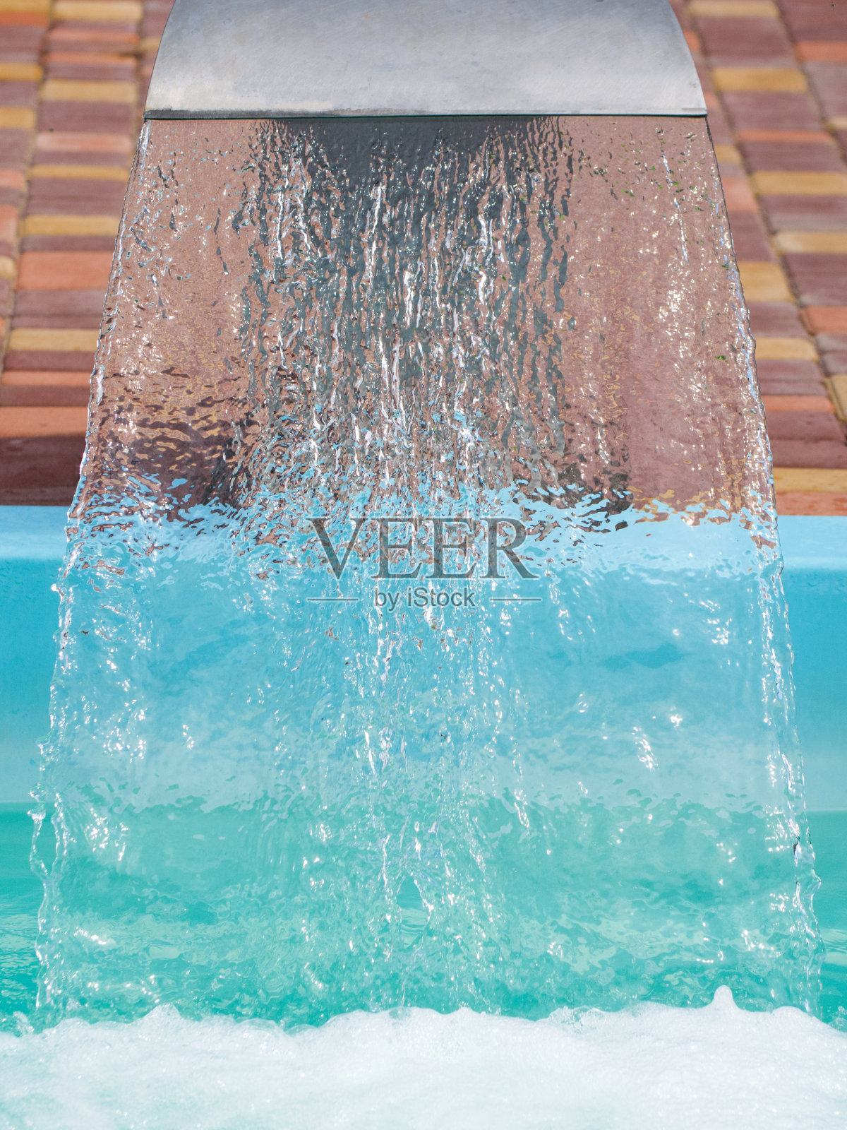 瀑布射流的背景。游泳池,水疗和水疗中心。照片摄影图片