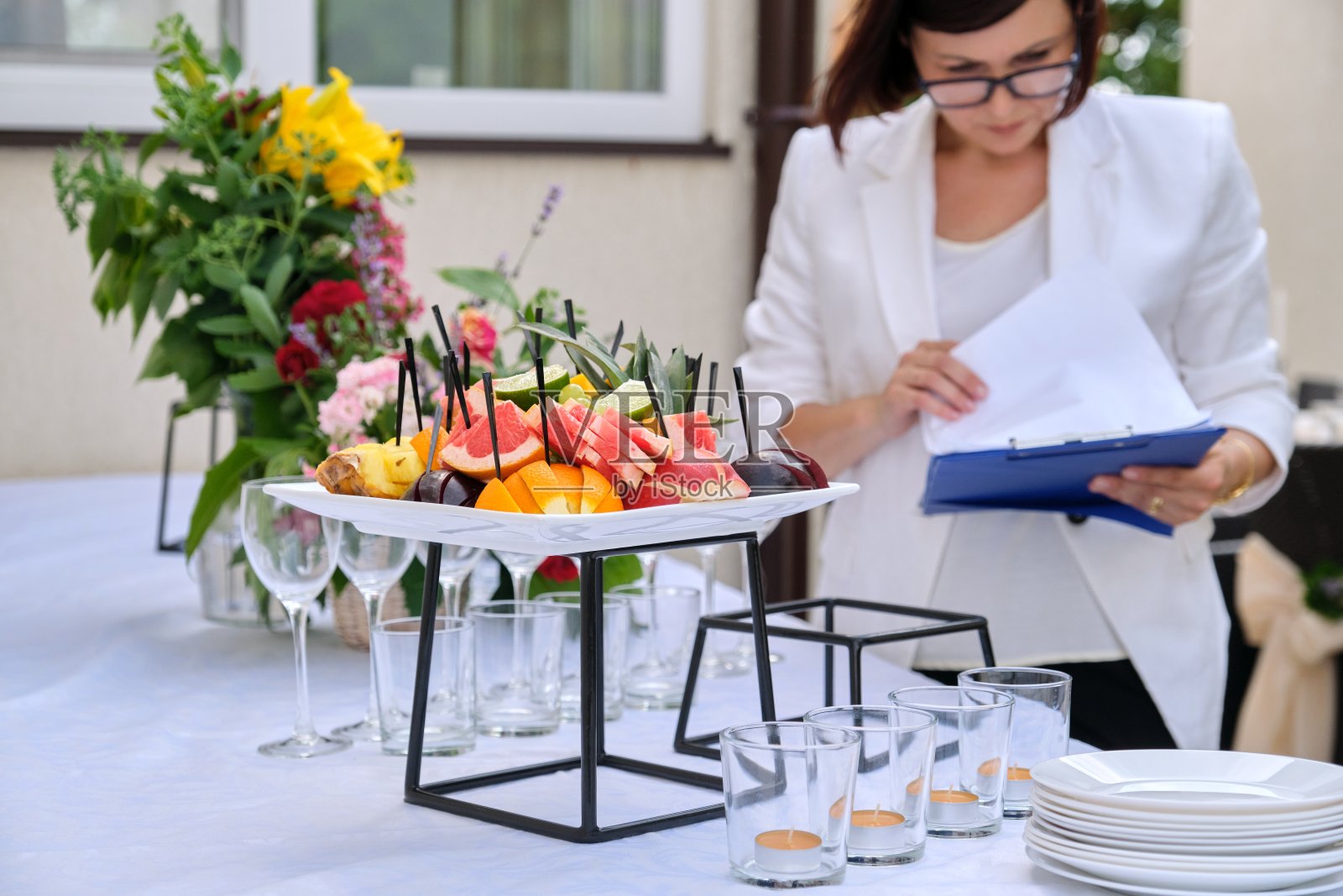 宴会餐饮、宴会餐桌装饰、餐桌布置装饰。照片摄影图片
