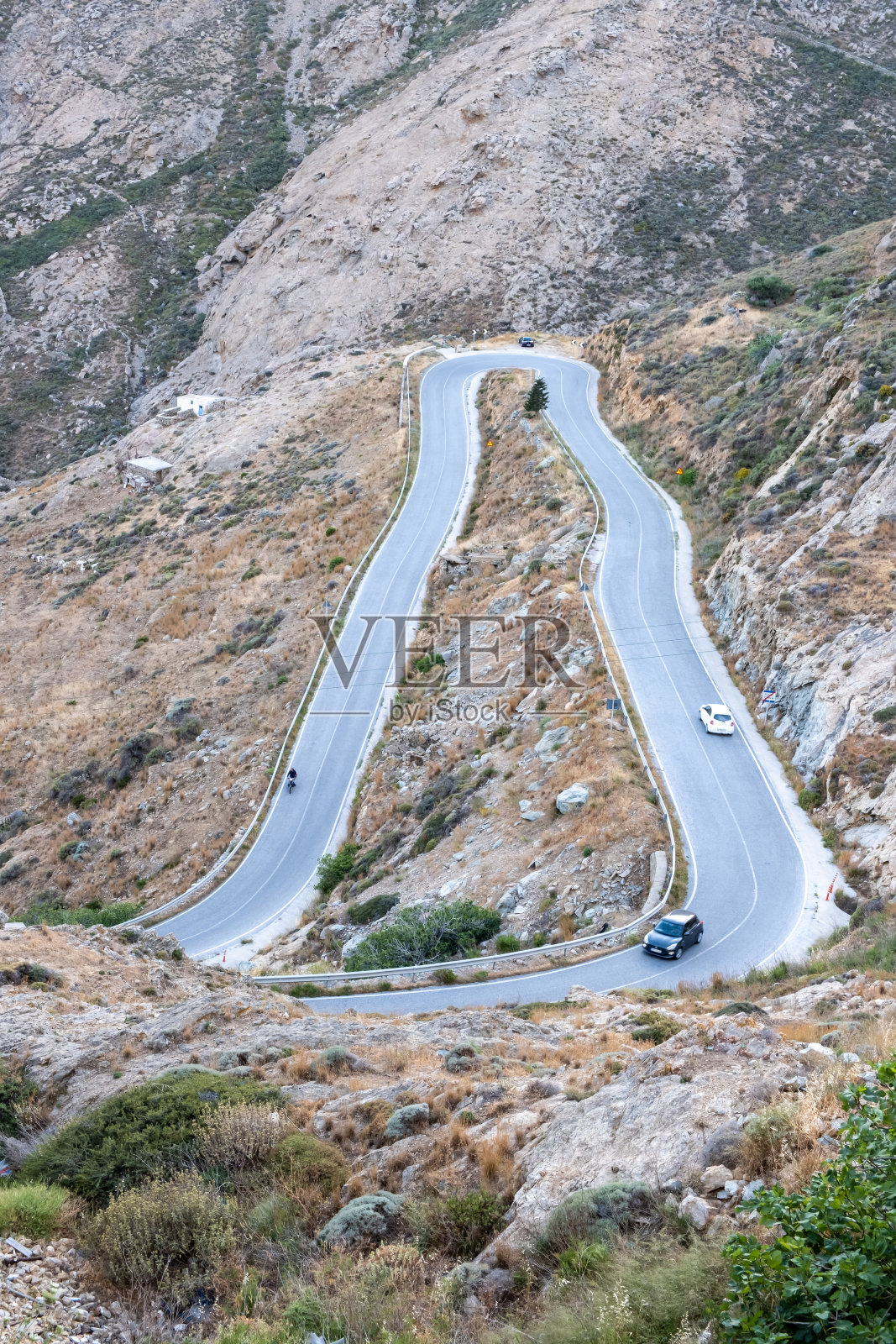 塞里福斯岛,希腊基克拉迪斯。山上弯曲的主干道的高角度视图。照片摄影图片