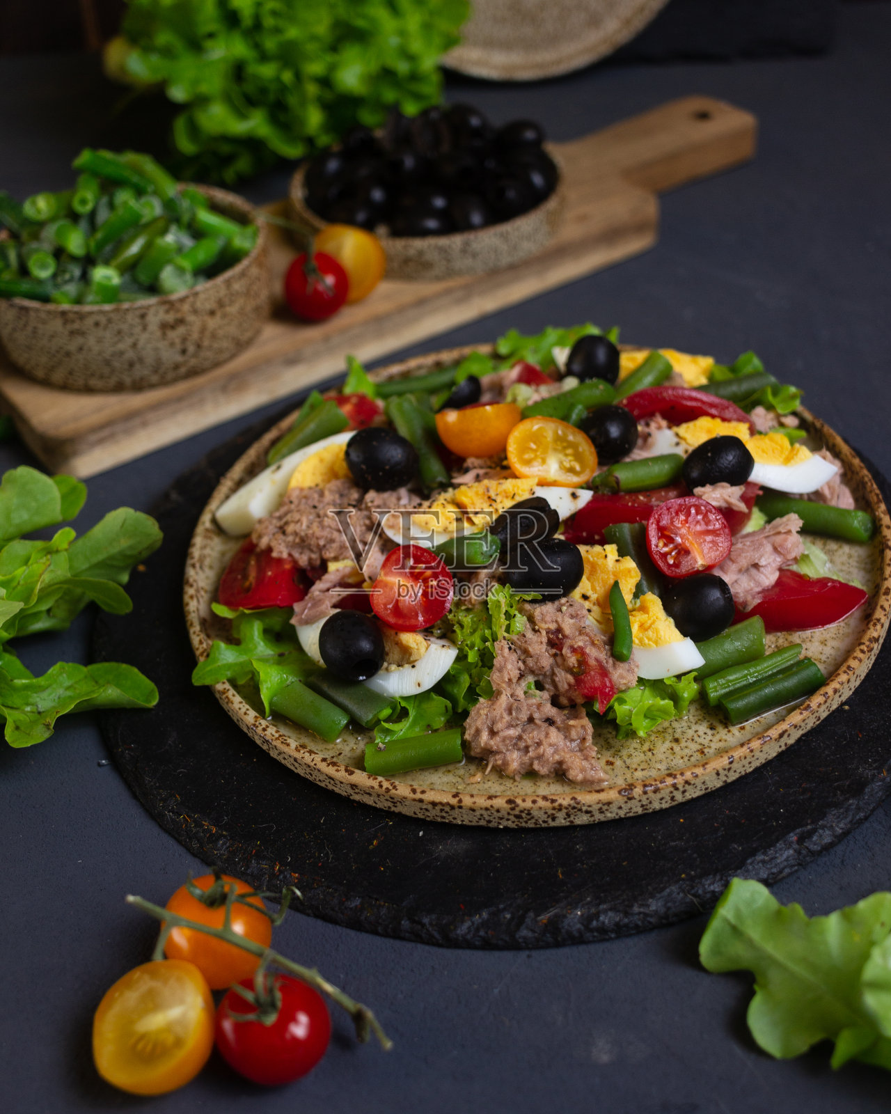 黑色背景上的法式金枪鱼沙拉食谱照片摄影图片