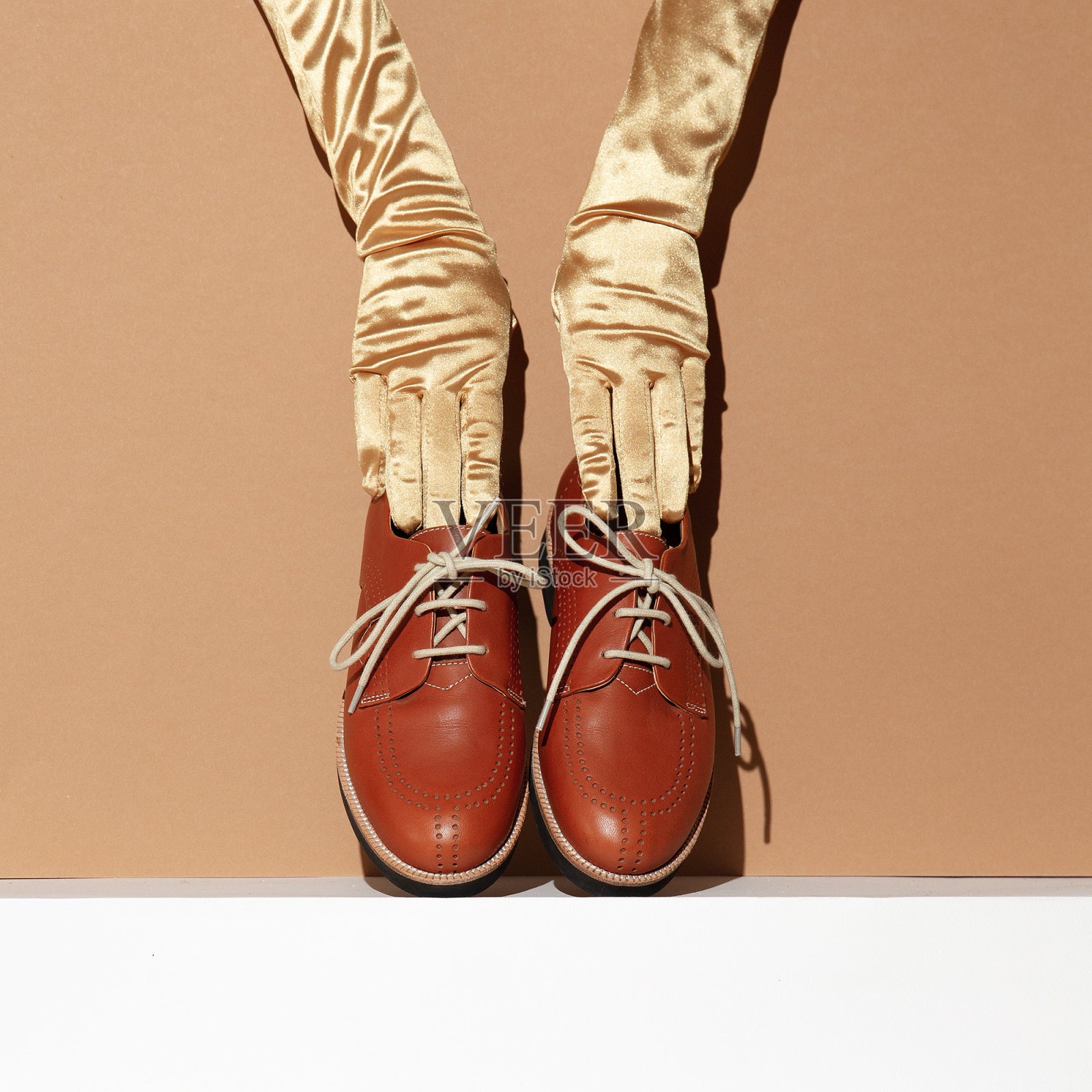 时髦的复古服装,优雅的手套和鞋子在时尚的米色背景。销售,购物理念,时尚博主的理想理念照片摄影图片