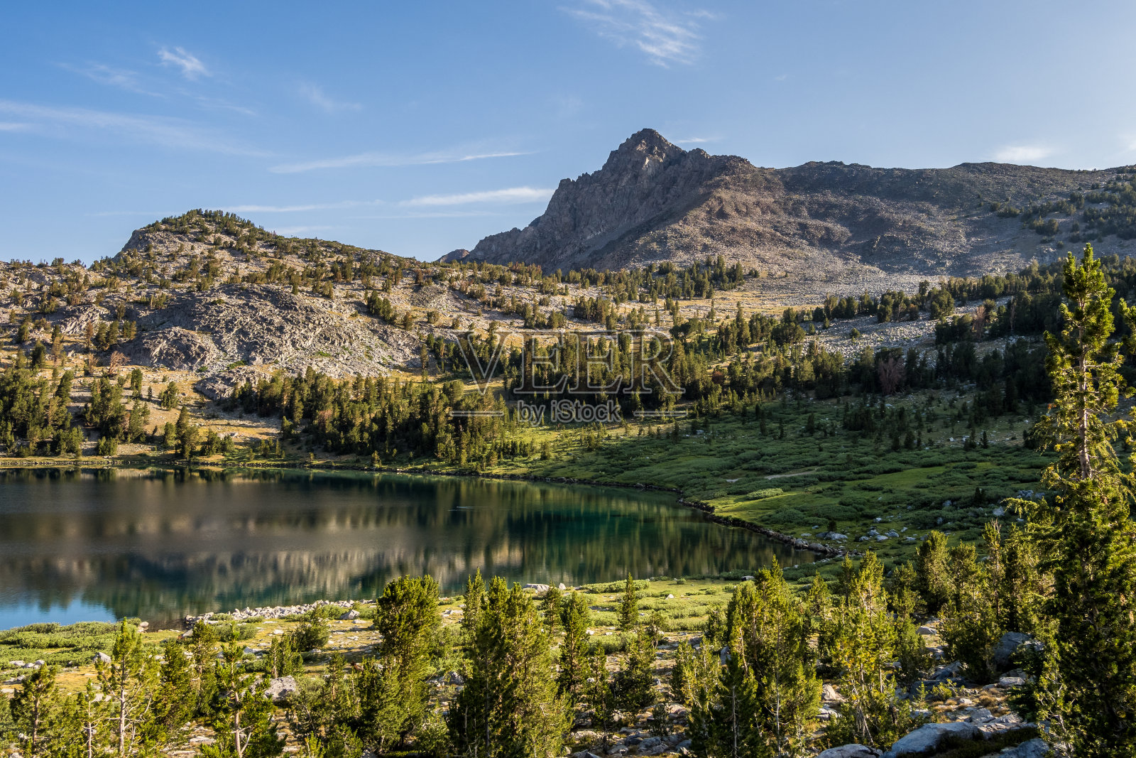 内华达山脉的鸭子湖照片摄影图片