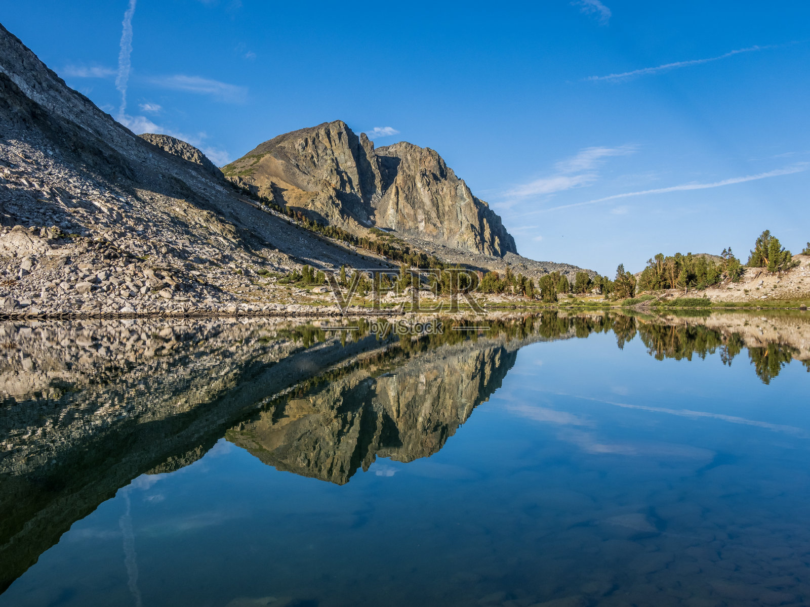 初夏的早晨,山上的湖上照片摄影图片