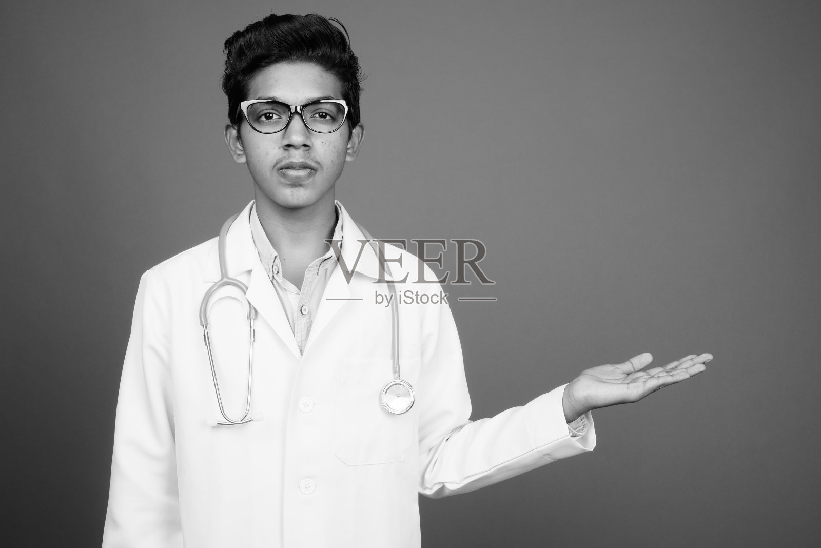 年轻的印度男孩医生戴着黑白眼镜照片摄影图片