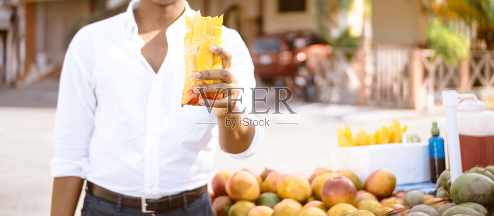一个面目全非的男人手里拿着一个割破把手的袋子。有自己的经营和销售理念。照片摄影图片