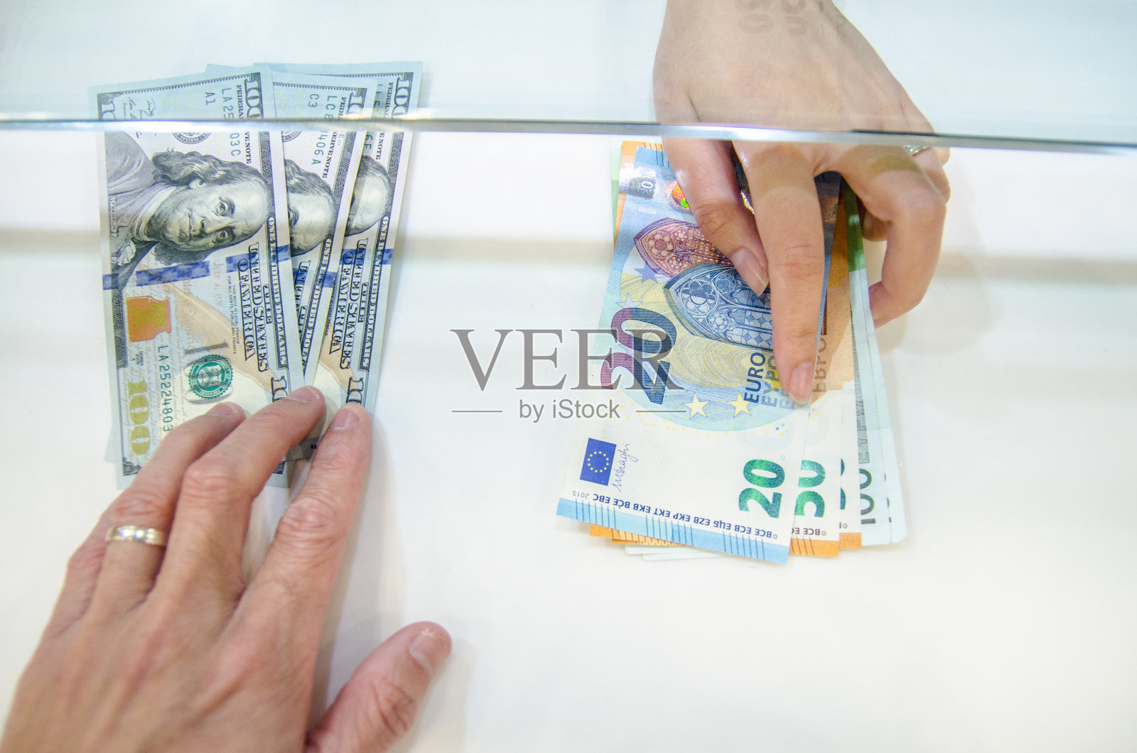 兑换货币,将美元或美元(USD)兑换成欧元。照片摄影图片