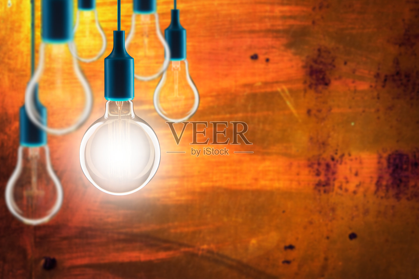 领导和想法创意概念-老式白炽灯在垃圾背景照片摄影图片