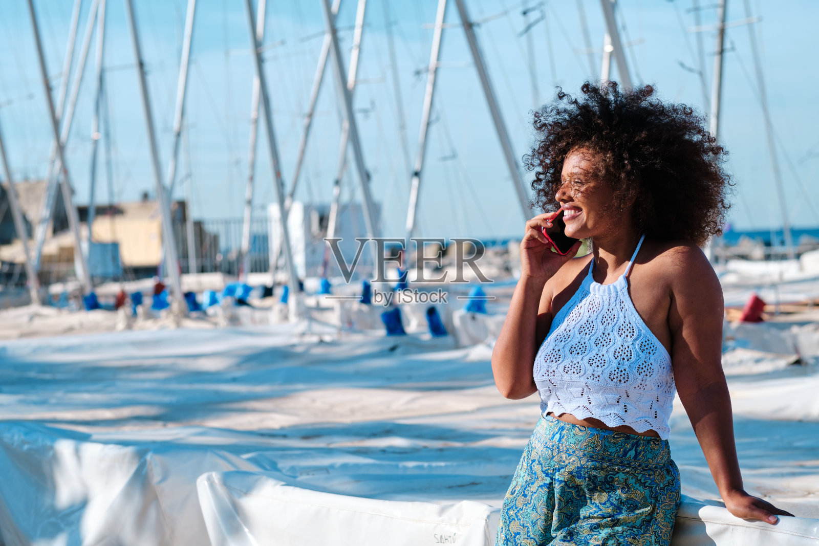 年轻的非洲女人被船包围在海湾照片摄影图片