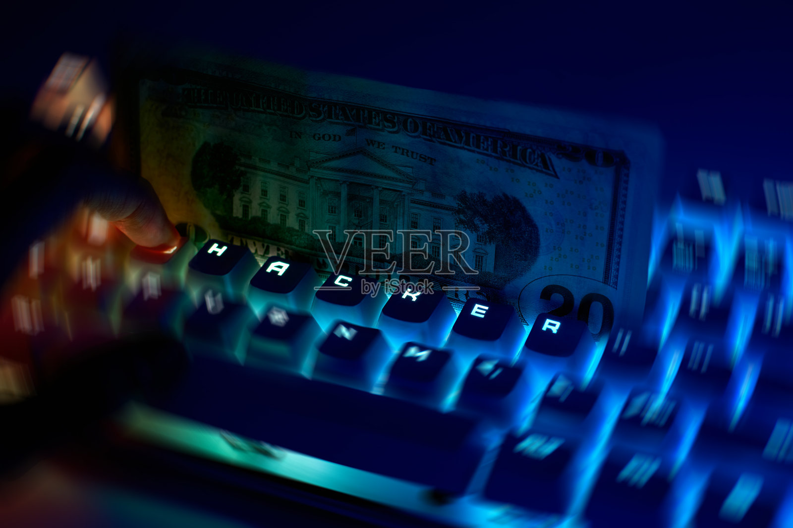 电脑键盘上写着黑客。安全和网络犯罪的概念。键盘上的“黑”字和一张美元钞票,模糊的背景照片摄影图片