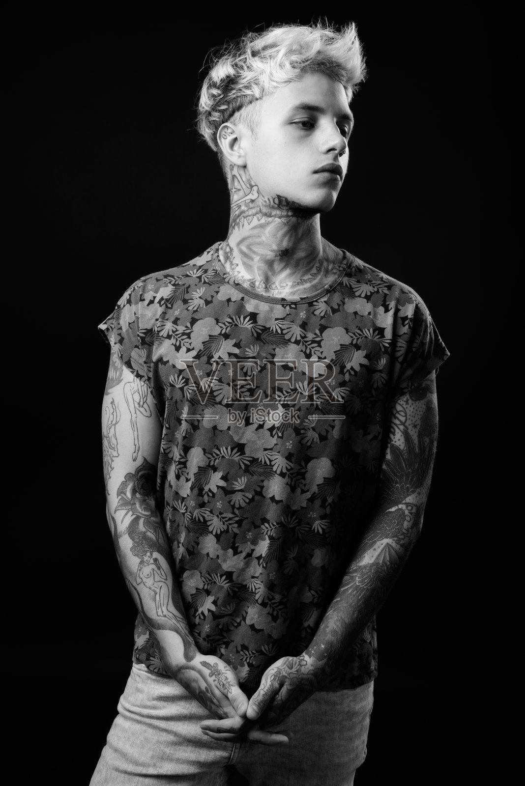 年轻英俊的叛逆男子,金发黑白相间照片摄影图片