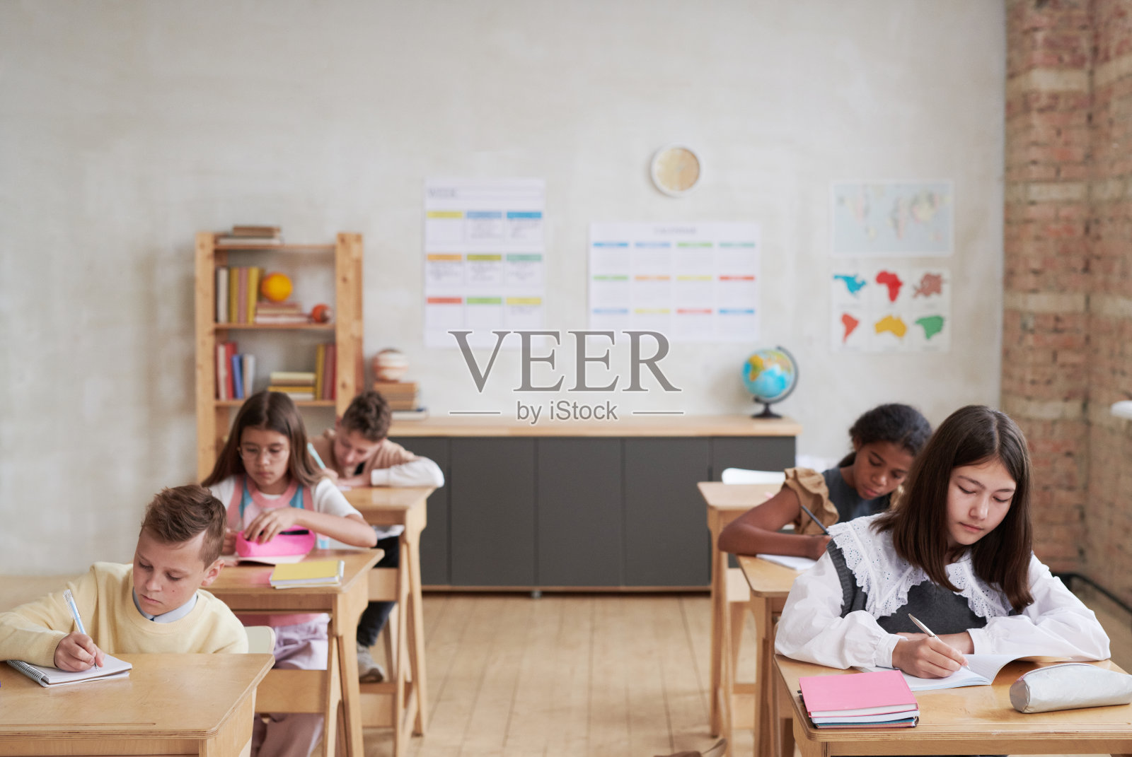 孩子们在课堂上照片摄影图片