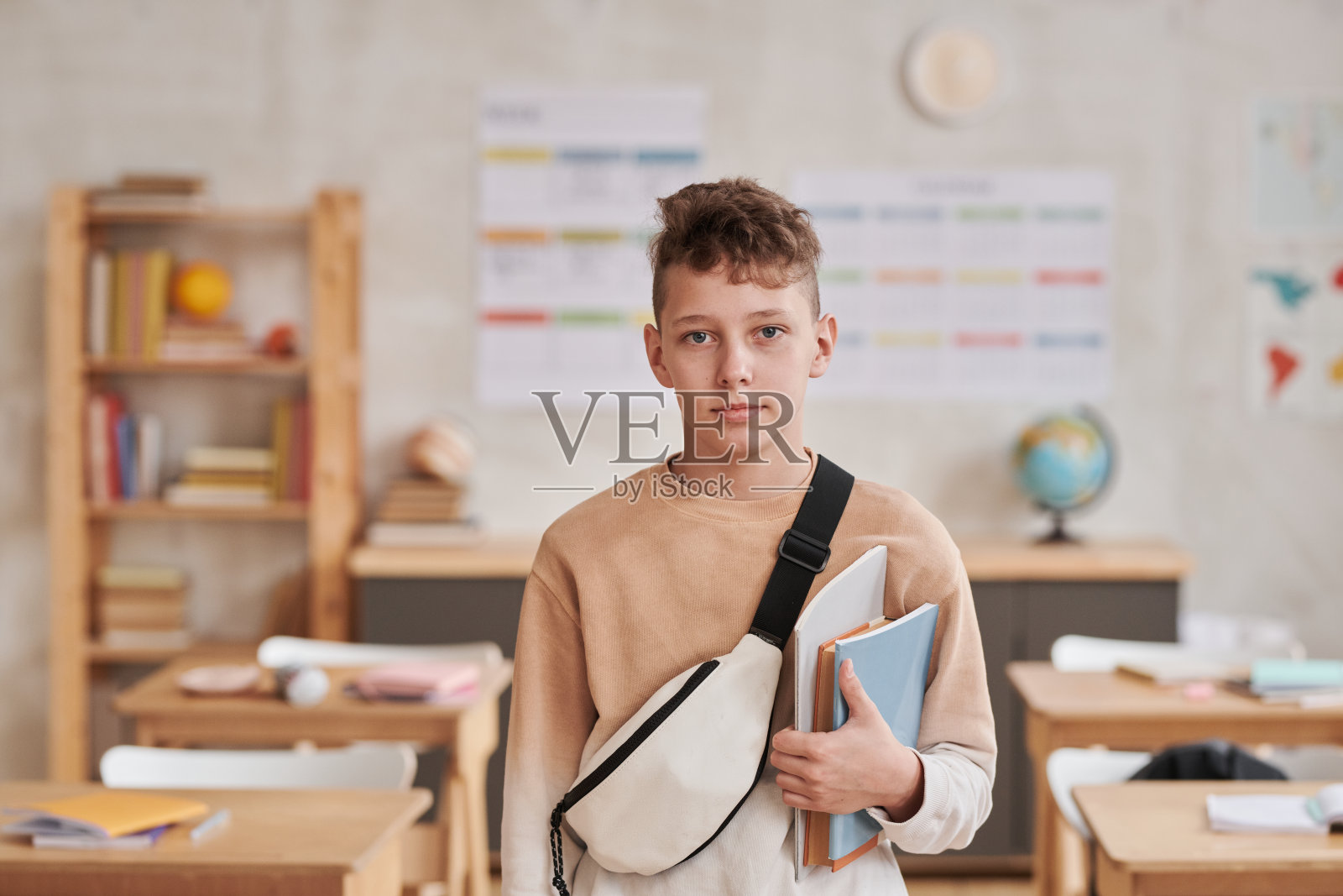 班级里的少年照片摄影图片