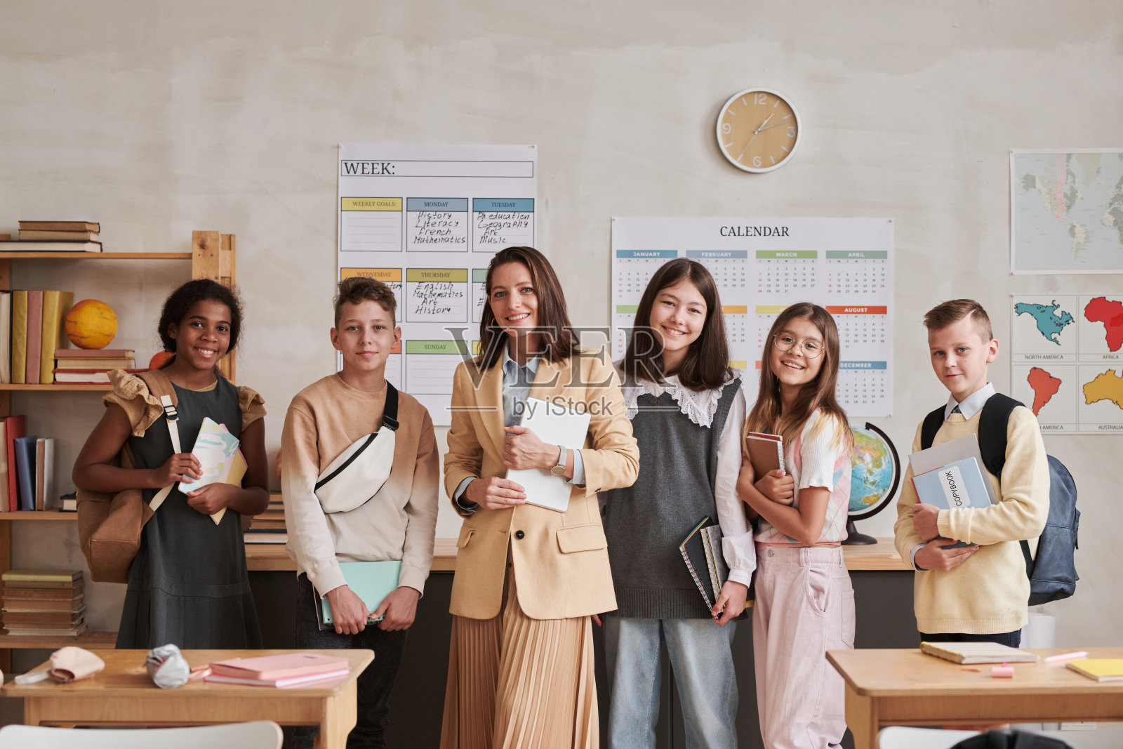 有孩子的女教师照片摄影图片