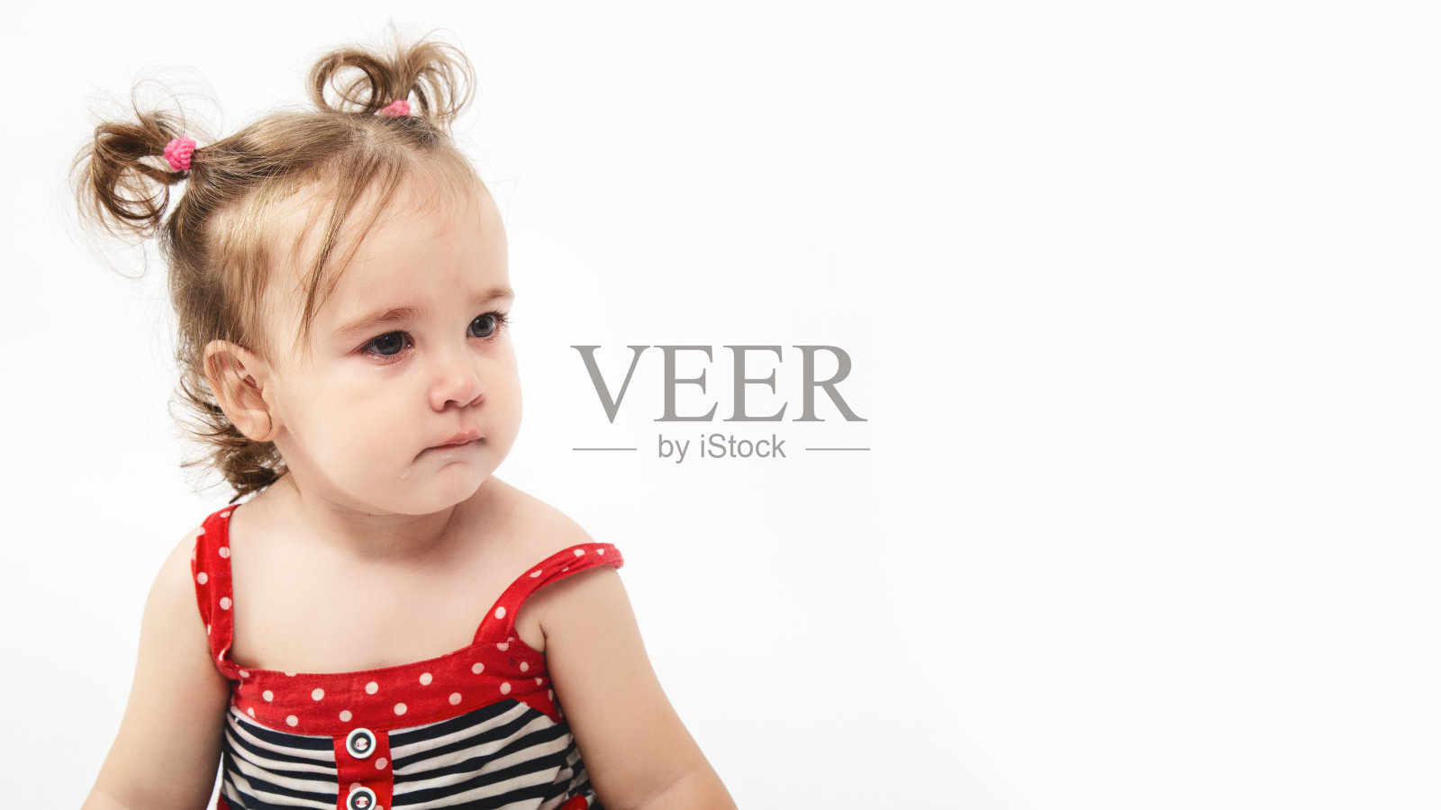 可爱的,可爱的,悲伤的,沮丧的,哭泣的白人女孩在孤立的白色背景下穿着裙子照片摄影图片