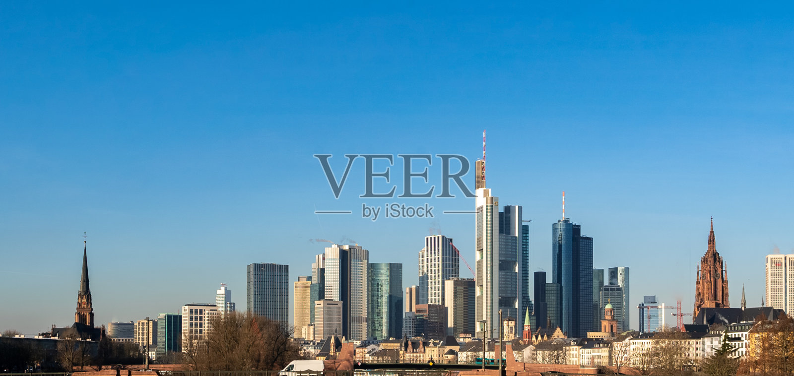 法兰克福的天际线显示蓝天下的摩天大楼,德国,远景照片摄影图片