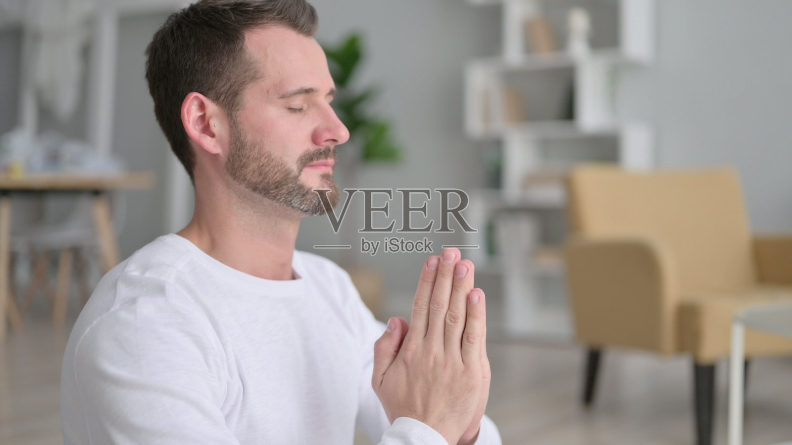 闭着眼睛冥想的人的特写照片摄影图片