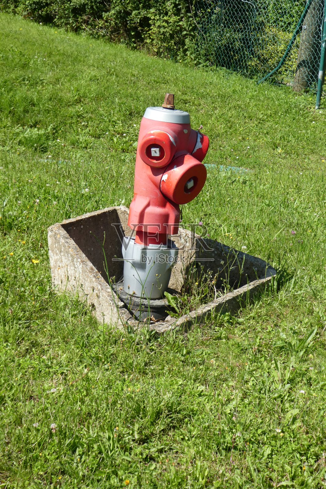 公共场所入口处的消火栓照片摄影图片