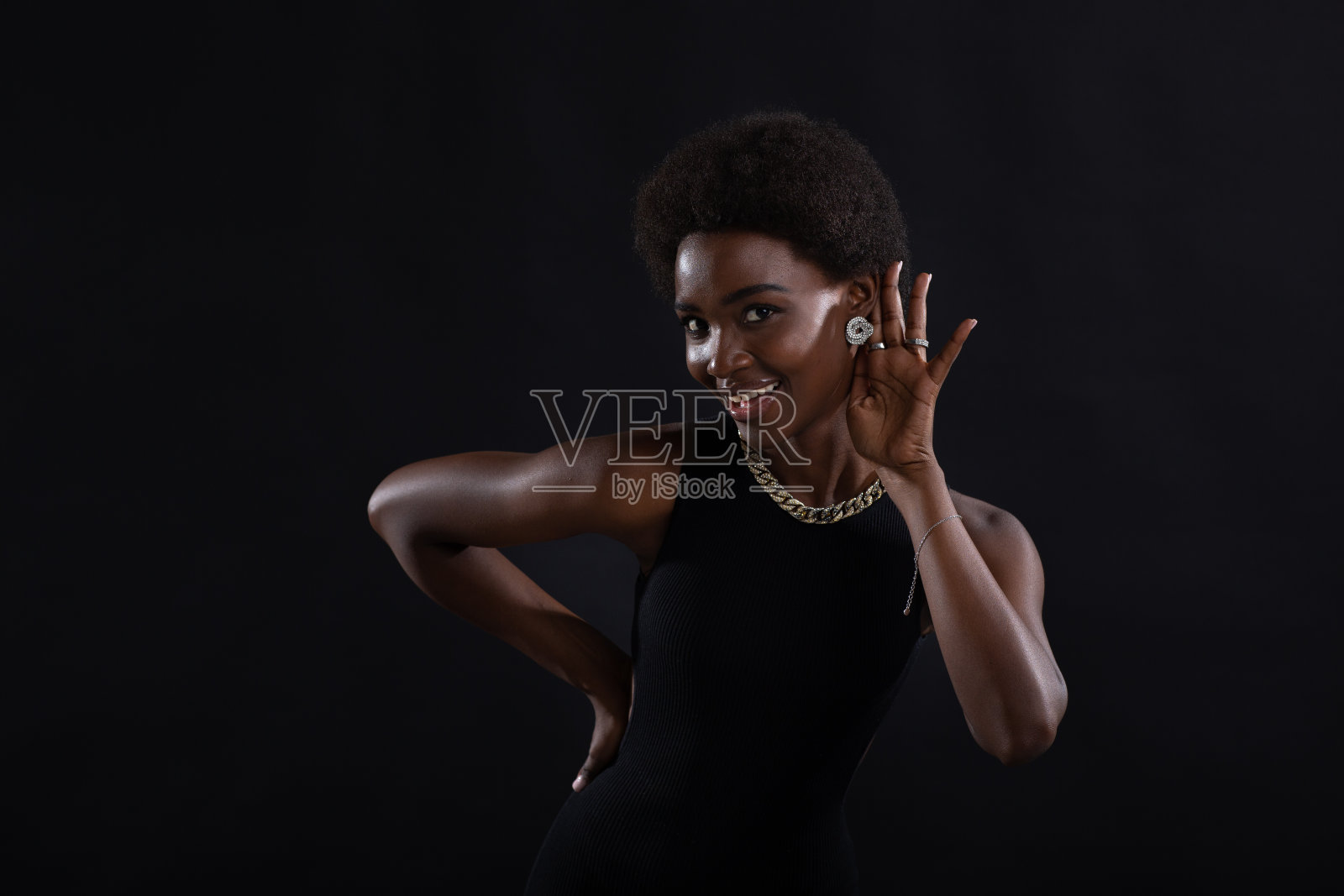 非裔美国妇女,专心听讲,手放在耳朵上。谣言,秘密和新的信息概念。照片摄影图片