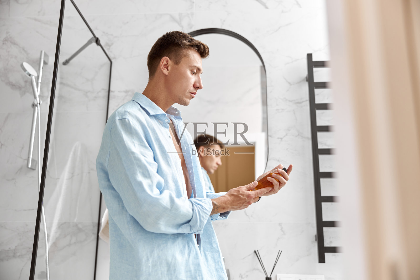 成年白种人美女在灯光现代浴室镜子前的照片照片摄影图片