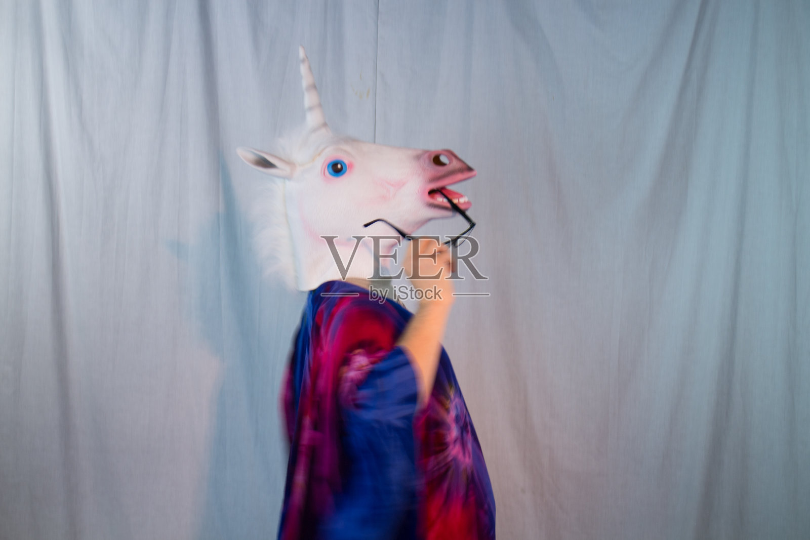 独角兽面具头眼镜嬉皮士模特扎染迷幻疯狂万圣节模特照片摄影图片