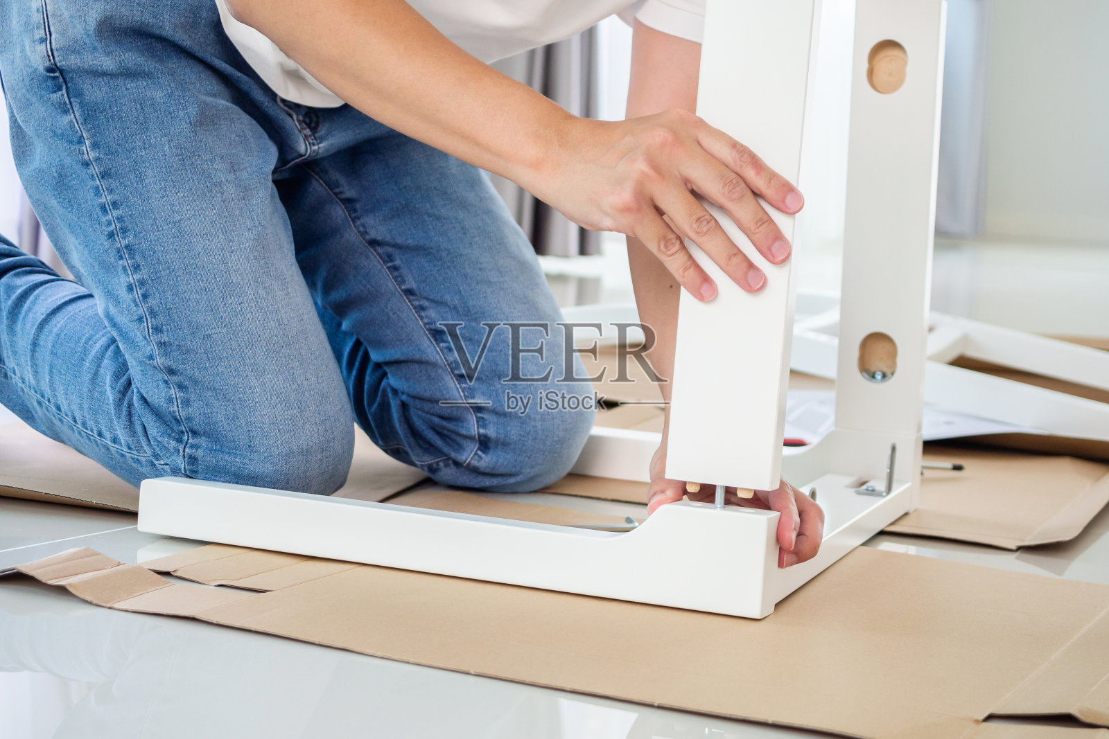 男人在家里组装白色椅子家具照片摄影图片