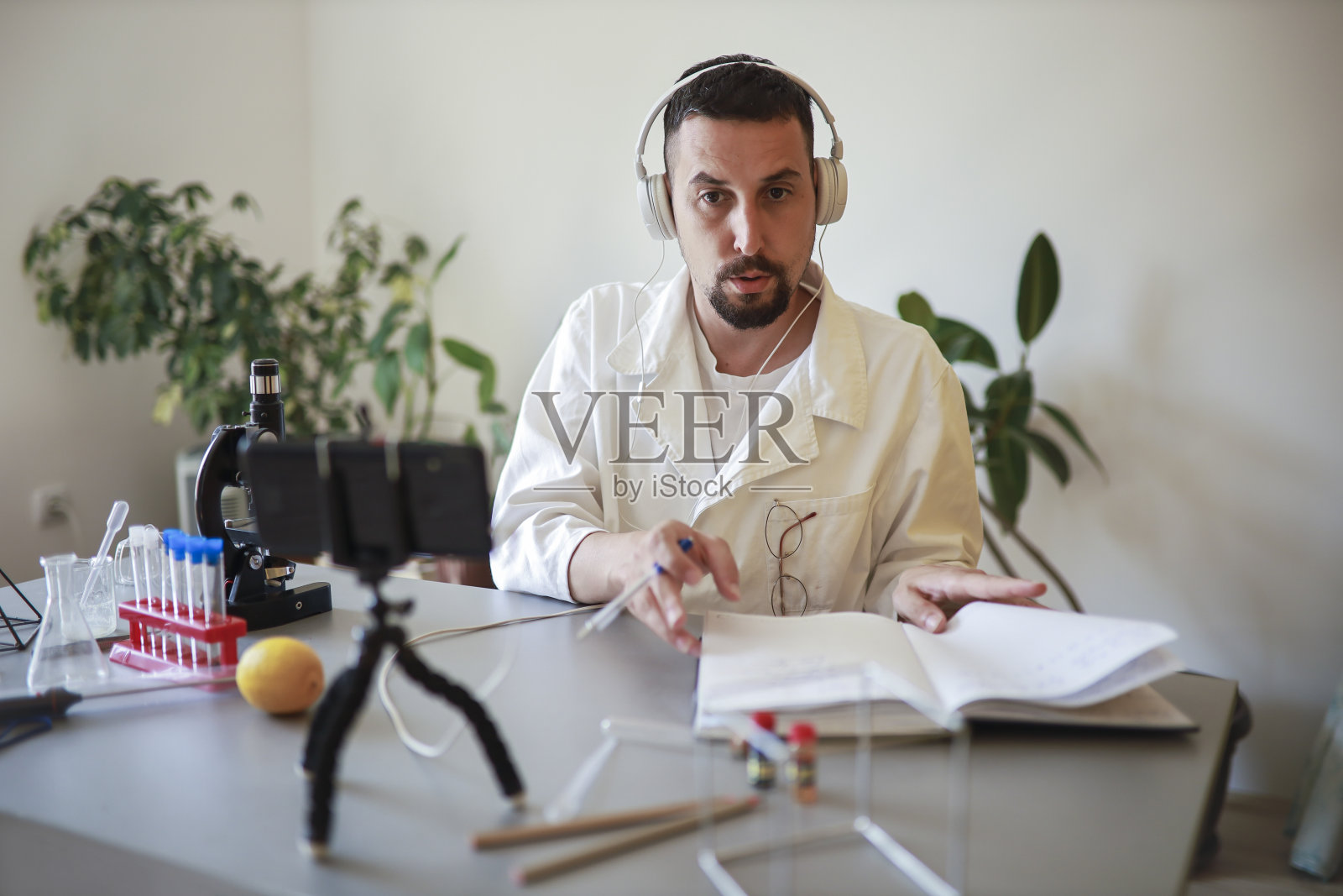 教授的科学照片摄影图片