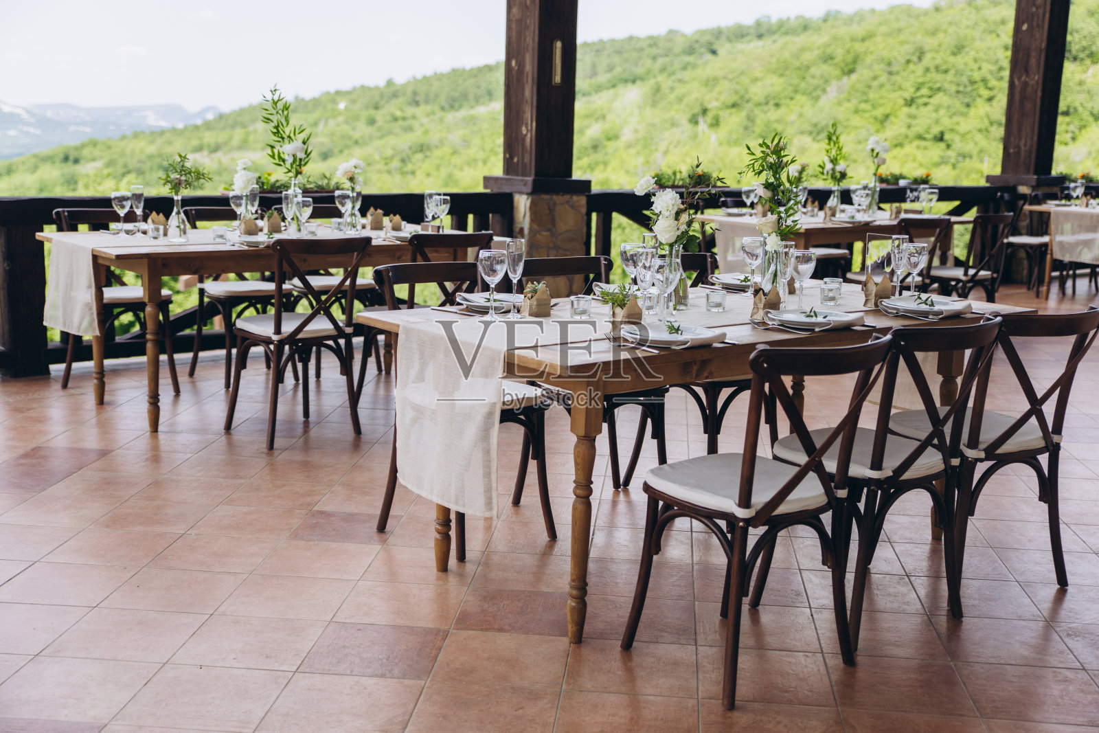 为新婚宴会准备的波西米亚式餐桌。照片摄影图片