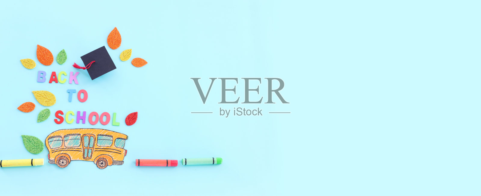 回到学校的概念。在蓝色背景上的学校巴士的顶部视图图像照片摄影图片