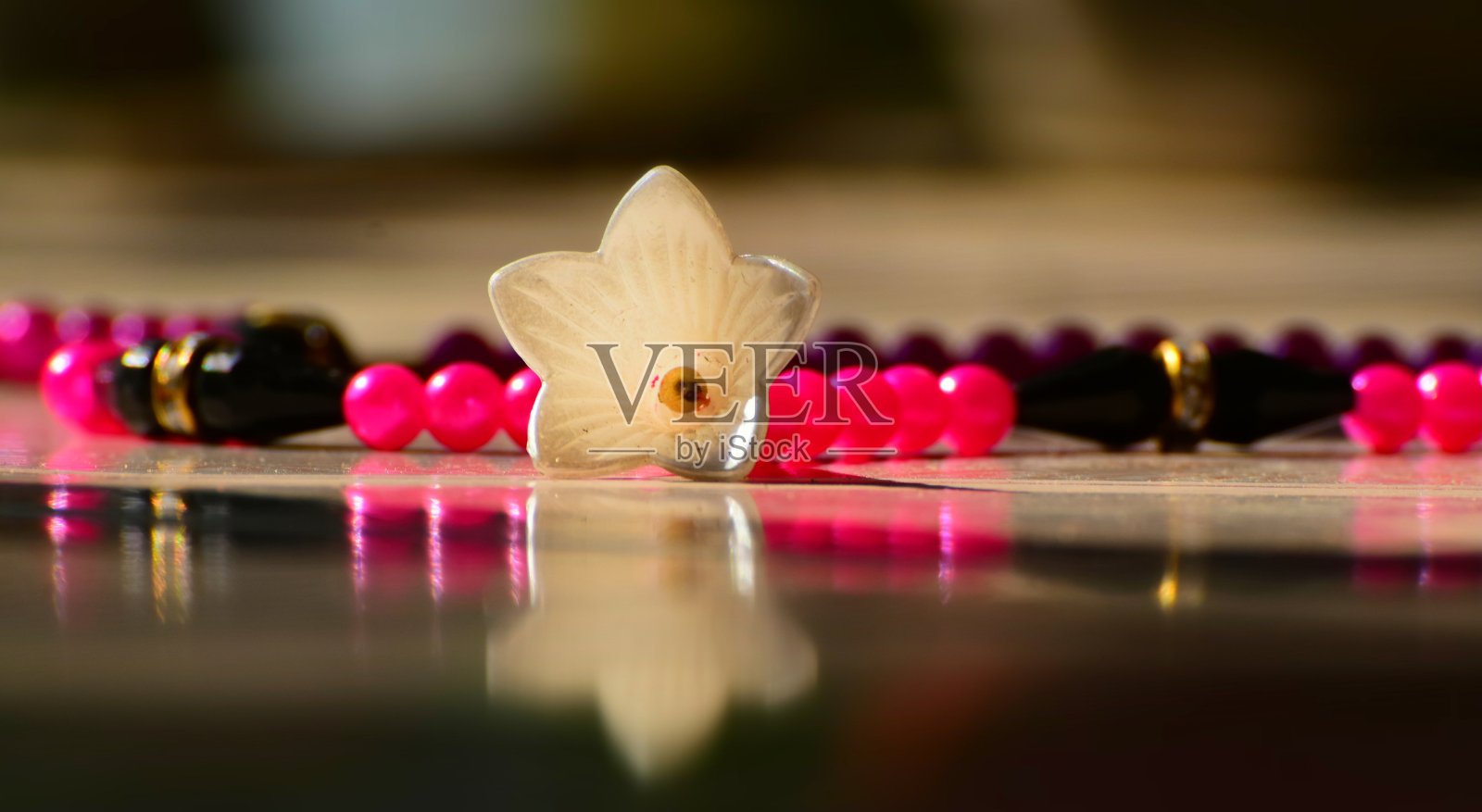 人造塑料花在地上独一无二的照片照片摄影图片