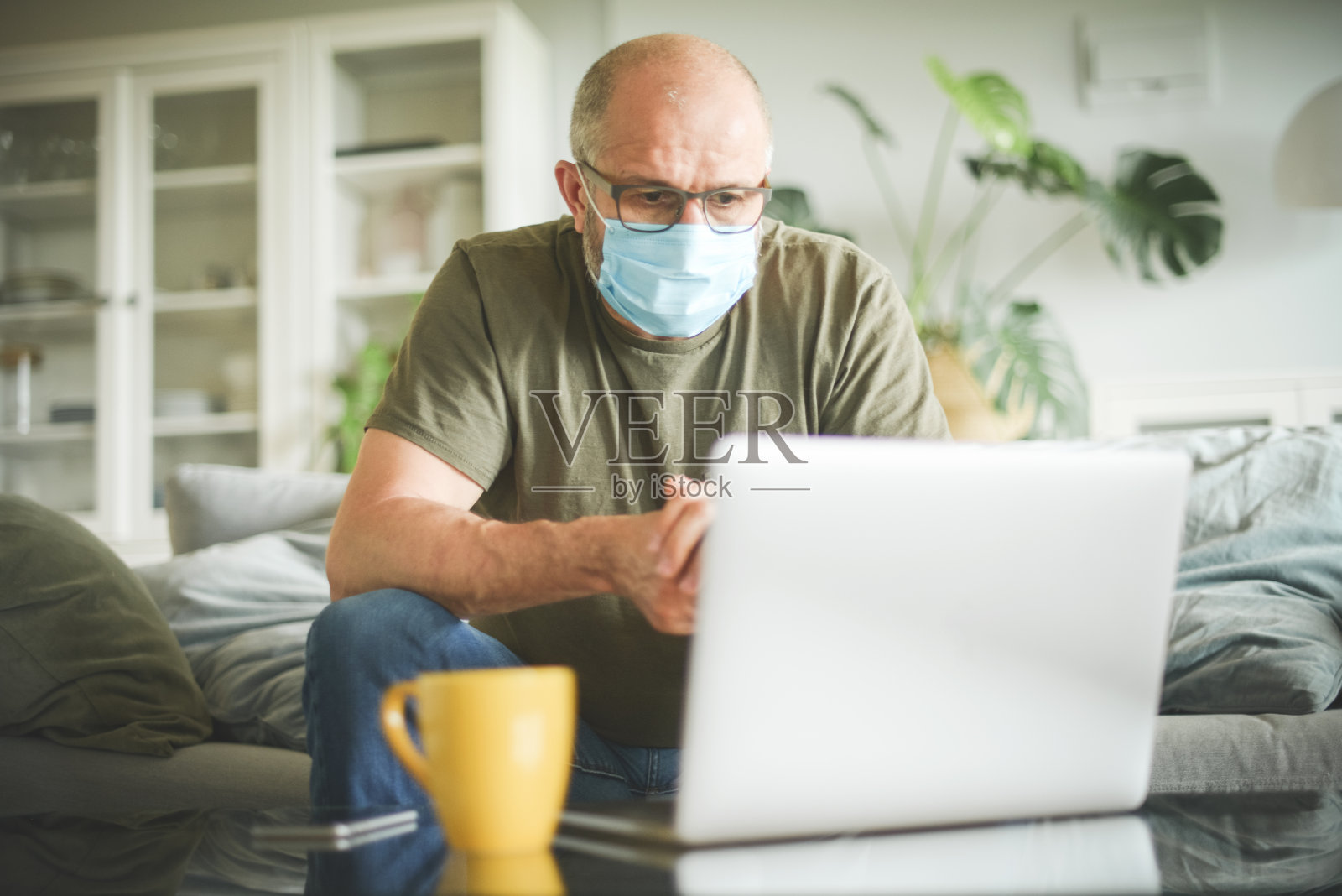 在家办公的成年男性(疾病)照片摄影图片