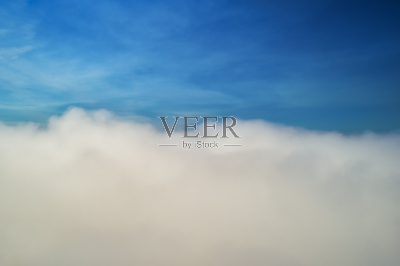 驾驶无人驾驶飞机飞过云层照片摄影图片