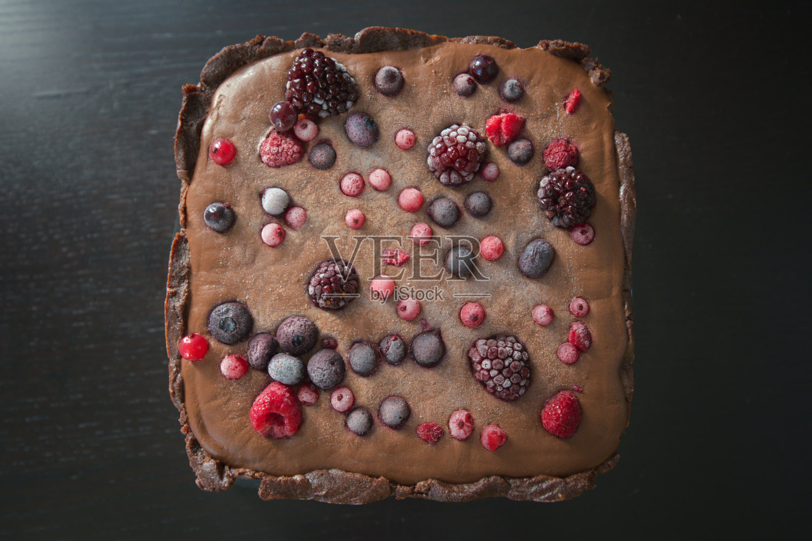 素食覆盆子巧克力甘纳许挞照片摄影图片